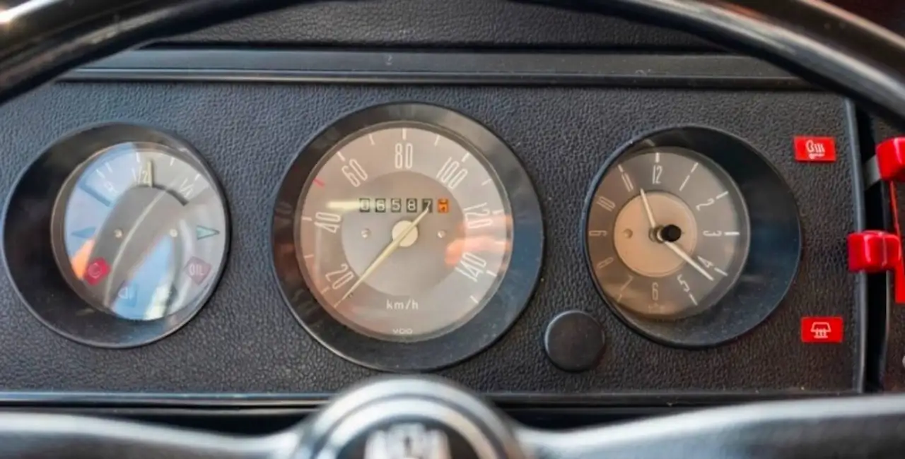 Volkswagen T2 Late Bay - con parabrezza e finestrini anteriori che formano una "finestra arrotondata", foto 12