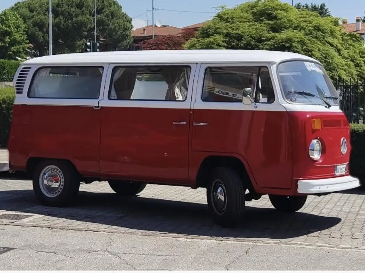 Volkswagen T2 Late Bay - con parabrezza e finestrini anteriori che formano una "finestra arrotondata", foto 2