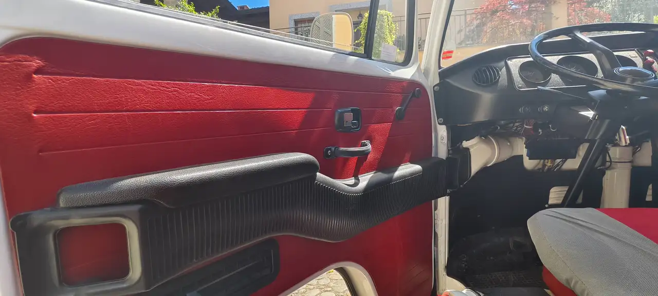 Volkswagen T2 Late Bay - con parabrezza e finestrini anteriori che formano una "finestra arrotondata", foto 5