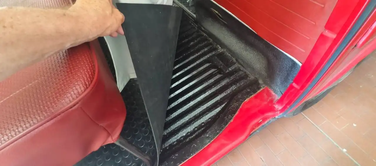 Volkswagen T2 Late Bay - con parabrezza e finestrini anteriori che formano una "finestra arrotondata", foto 10