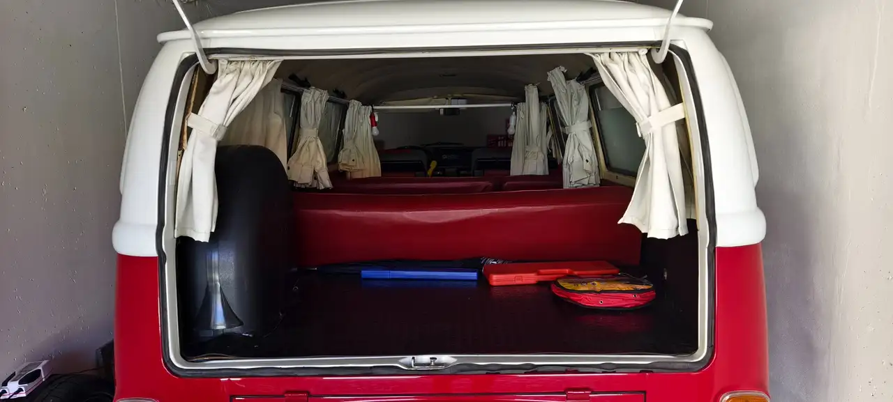 Volkswagen T2 Late Bay - con parabrezza e finestrini anteriori che formano una "finestra arrotondata", foto 3