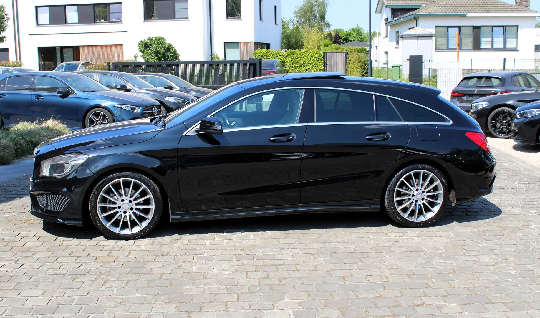 Mercedes-Benz CLA 180 Shooting Brake AMG PACK + PANO !!! Zwart - 1