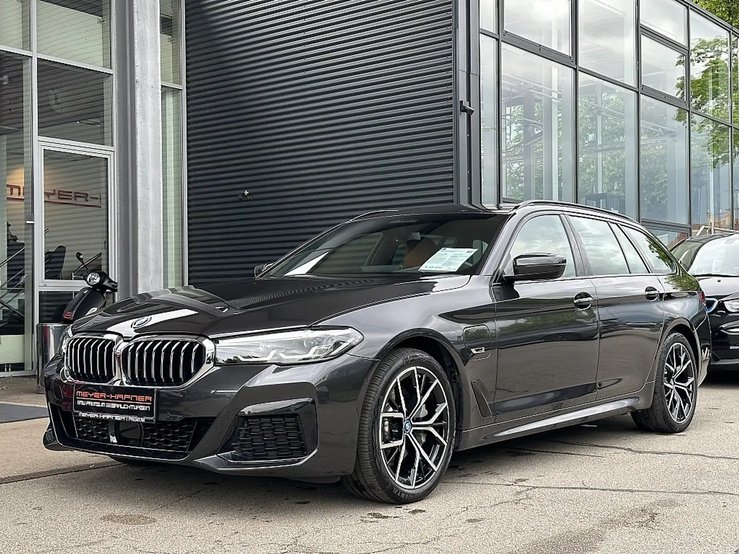 BMW 530 e Touring M-Paket Aut. / AHK / Harman Kardon / ... Grau - 2