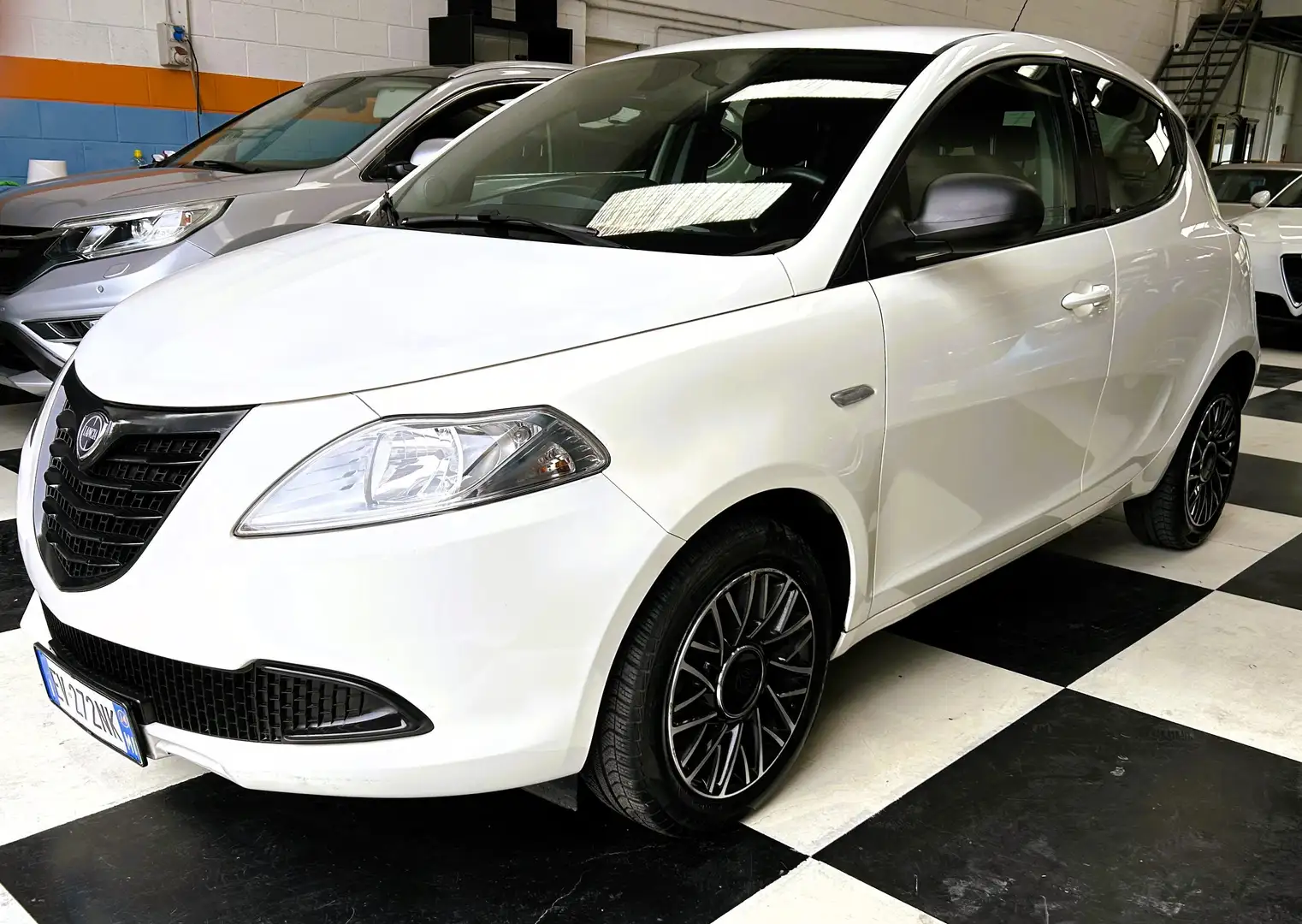Lancia Ypsilon Ypsilon III 2011 S MomoDesign s ok neopatentati Bianco - 1