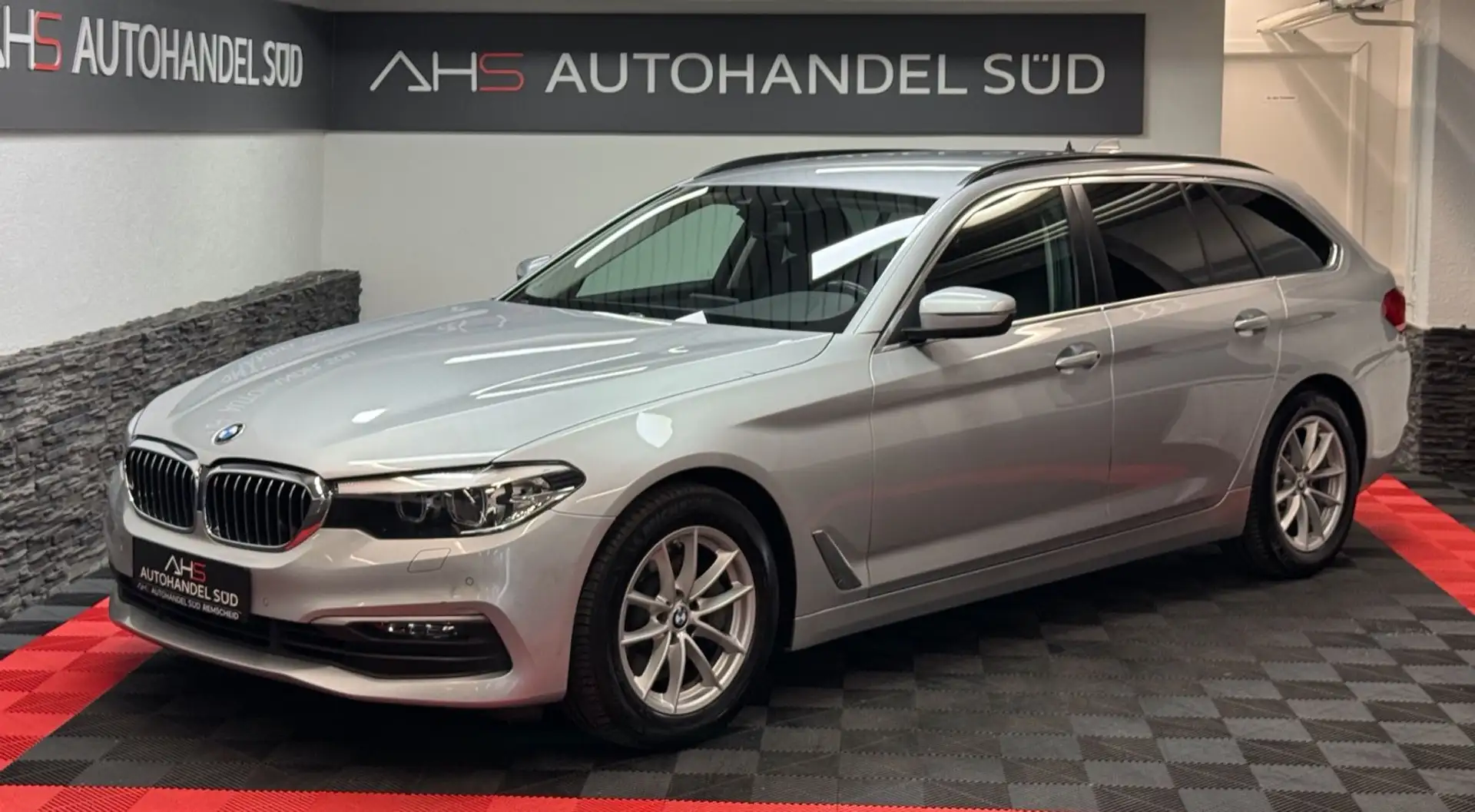 BMW 530 d Touring xDrive*NAVIGATION*LED*SHZ*ALU* Silber - 1