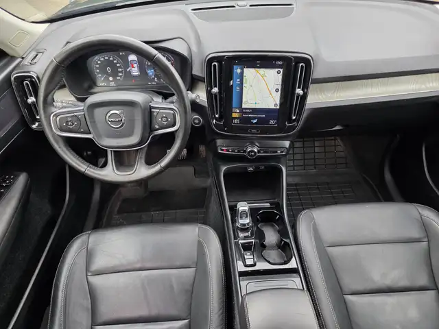 Volvo XC40 view 11