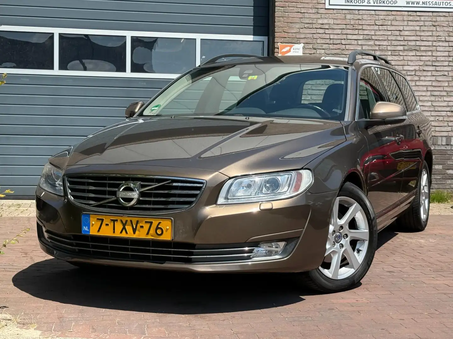 Volvo V70 1.6 T4 Nordic+ Automaat|Leder|1e Eig Brun - 2