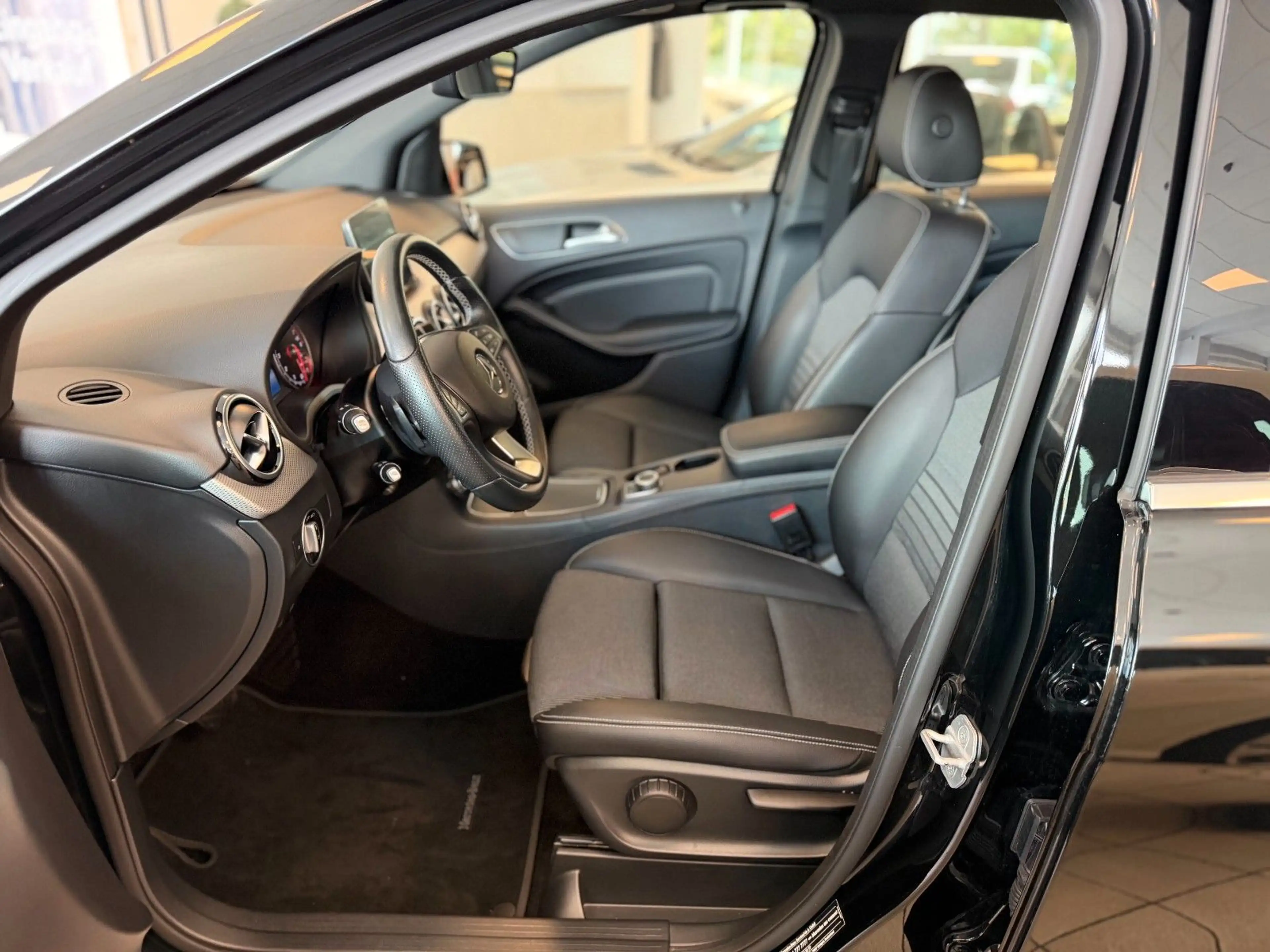 Mercedes-Benz B 250 Urban/Prog. 7G-DCT LED PTS SHZ Pano-SHD — photo 8