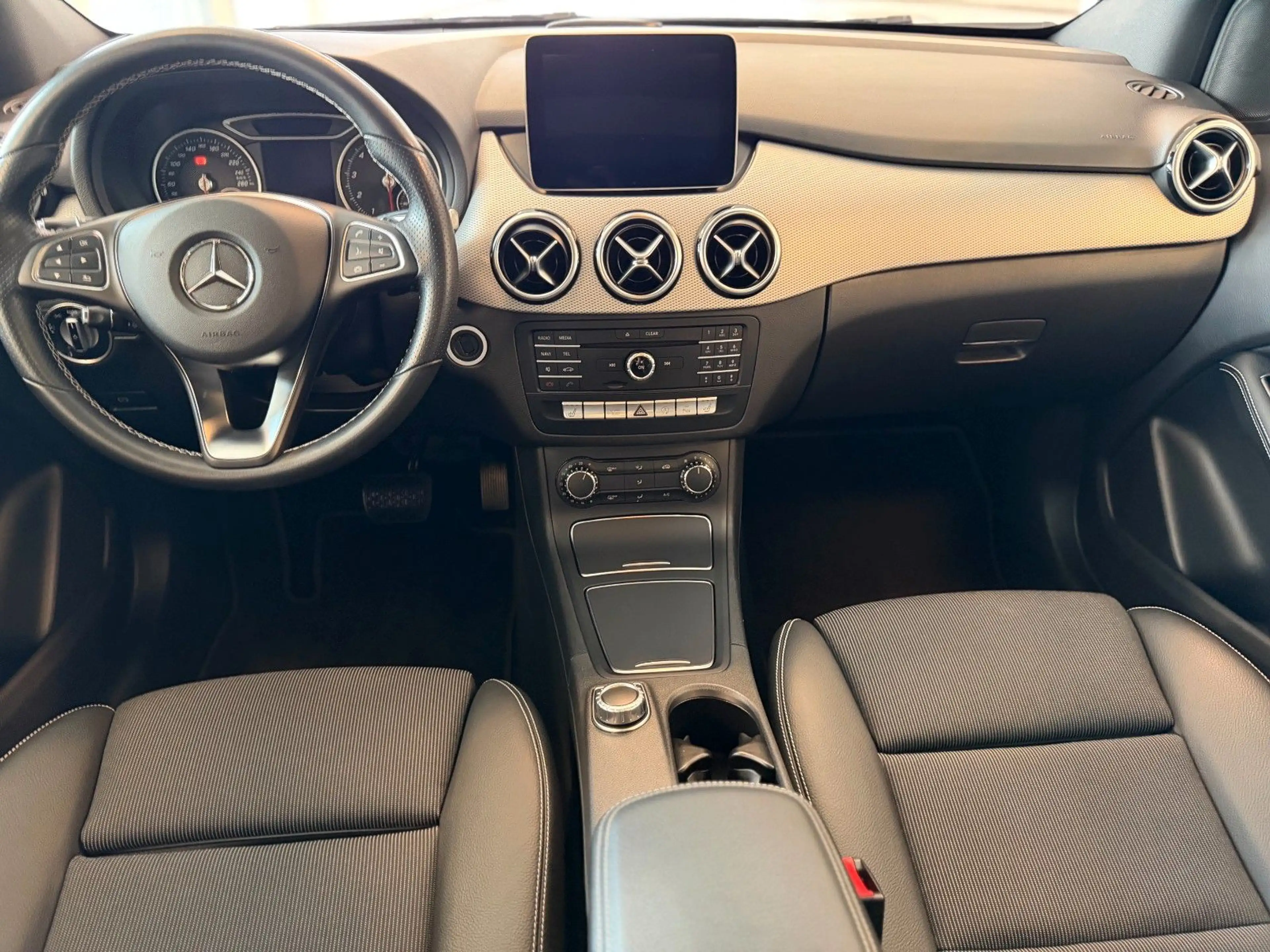 Mercedes-Benz B 250 Urban/Prog. 7G-DCT LED PTS SHZ Pano-SHD — photo 11