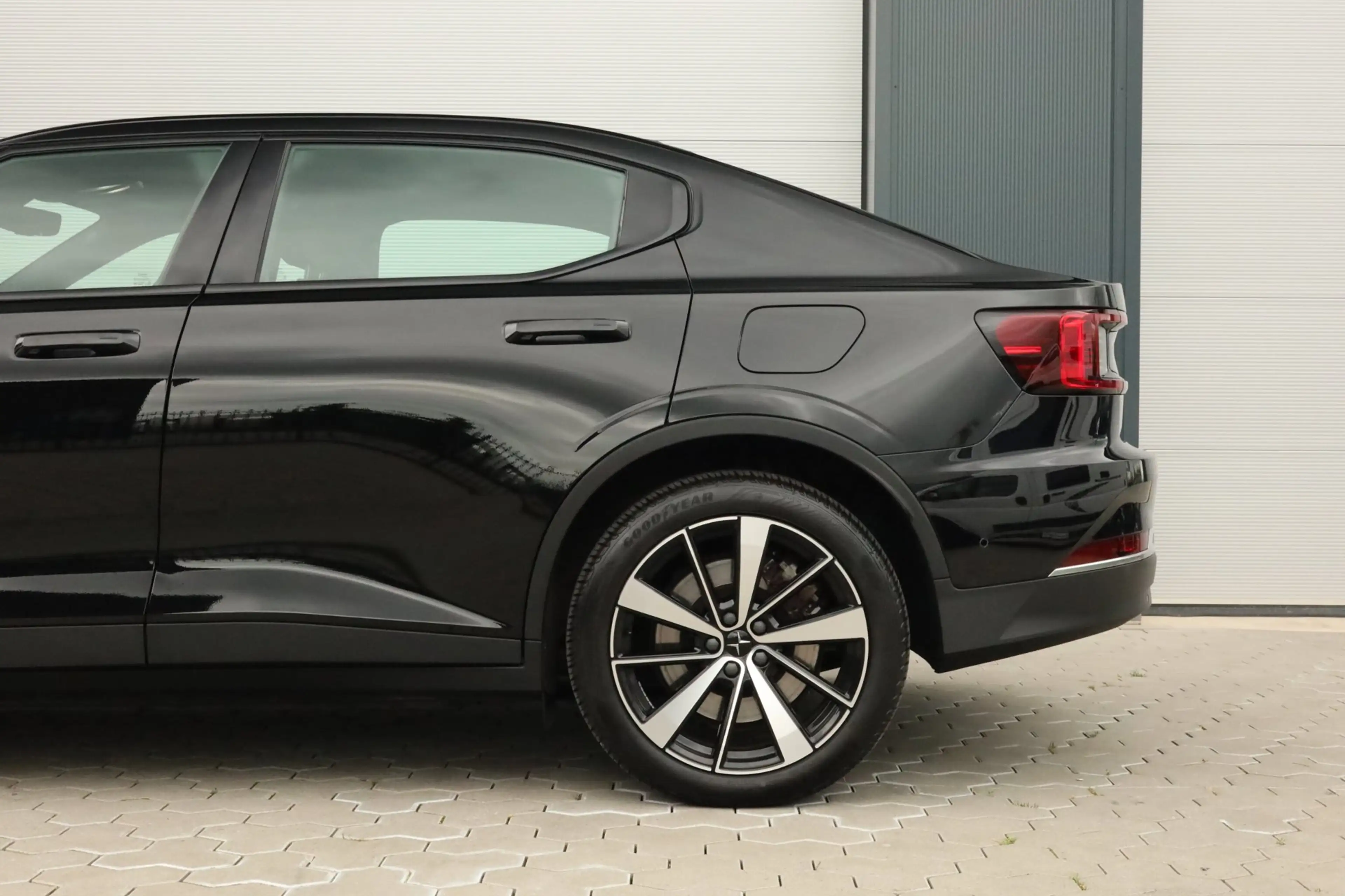 Polestar 2 Long Range Dual Motor Launch Edition Pano Trekhaak — photo 8