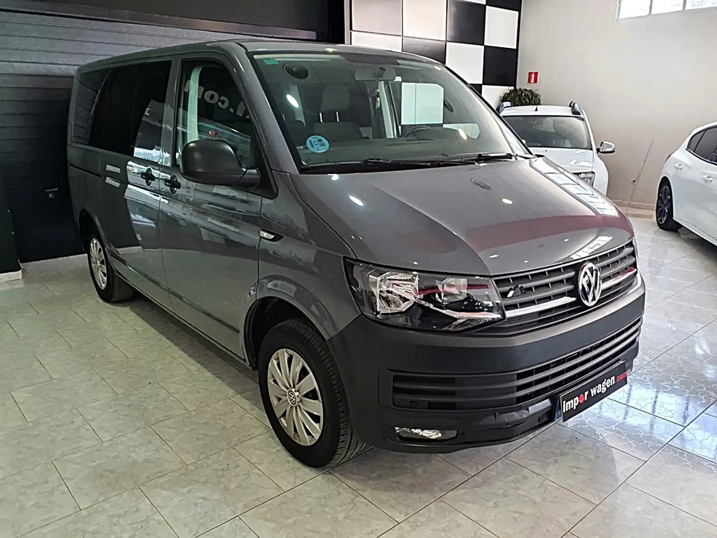 Volkswagen VOLKSWAGEN Caravelle Monovolumen  Manual de 5 Puer Grigio - 2
