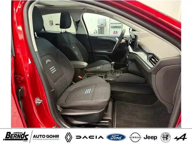 Ford Focus view 3