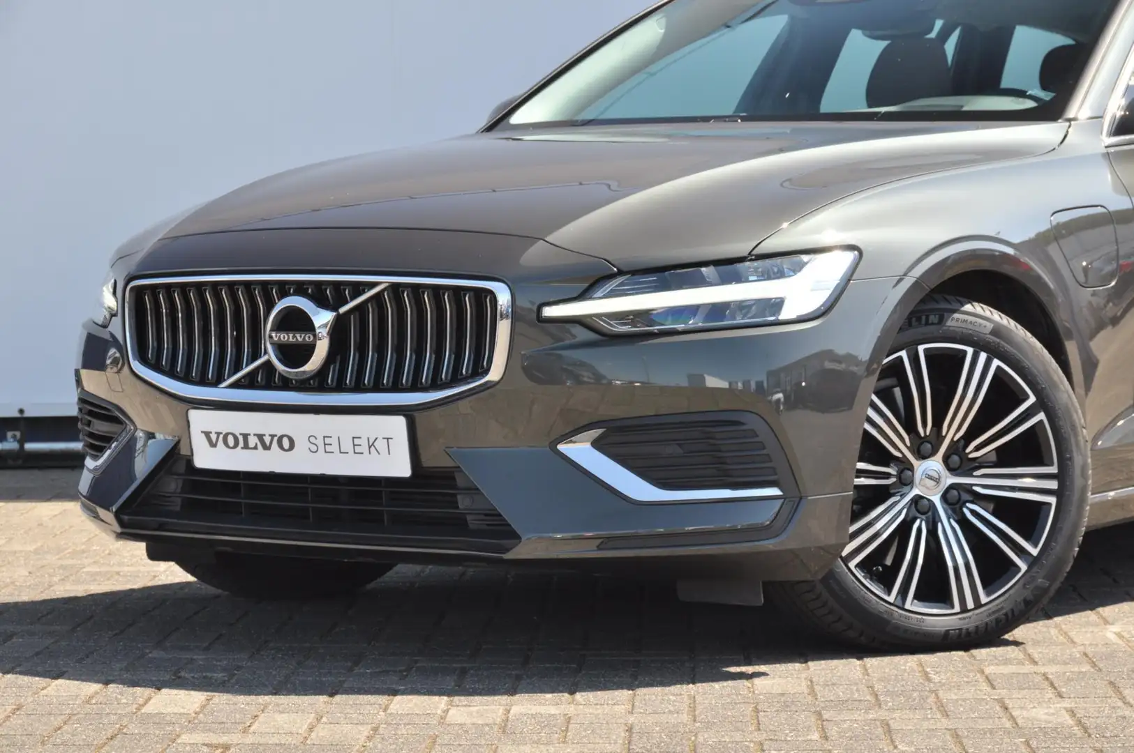 Volvo V60 T8 390PK Automaat Recharge AWD Inscription Cruise Grijs - 2