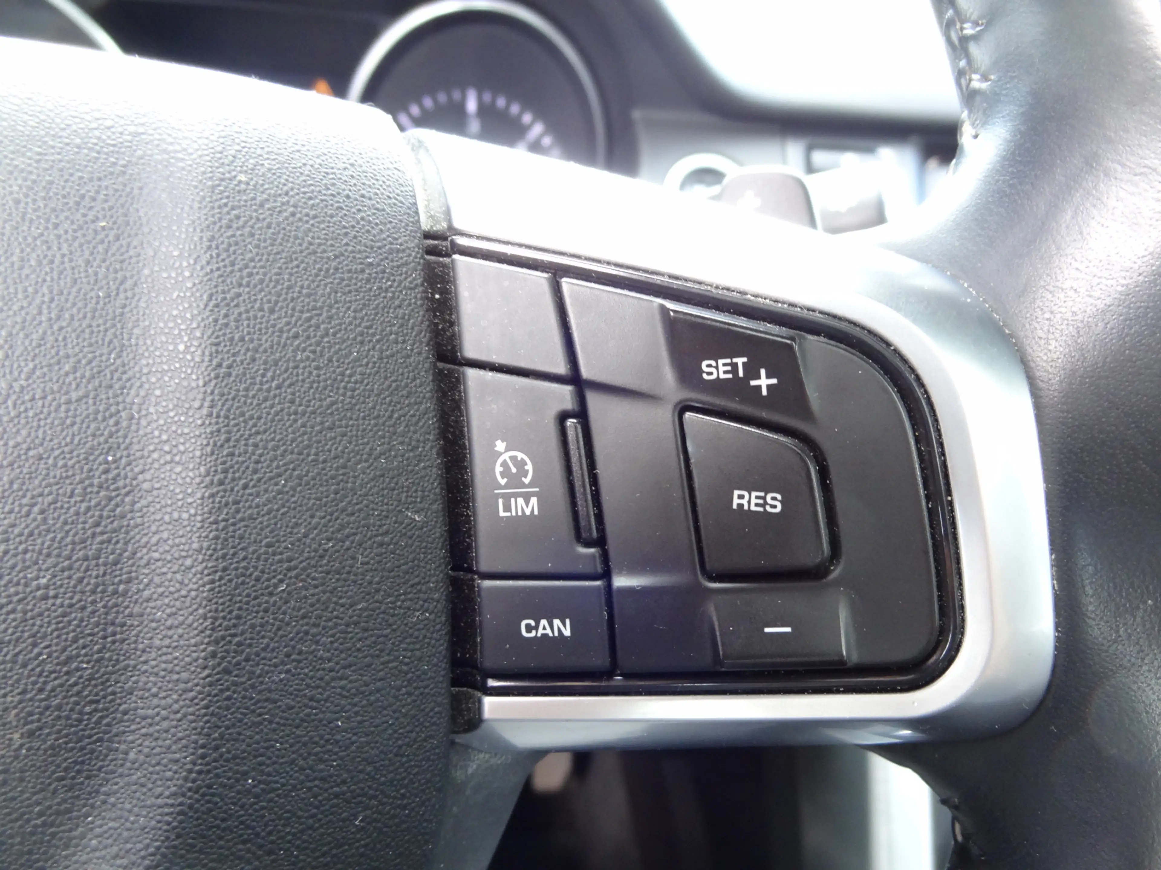 Land Rover Discovery Sport 2.0 TD4 Urban Series SE Dynamic — photo 12