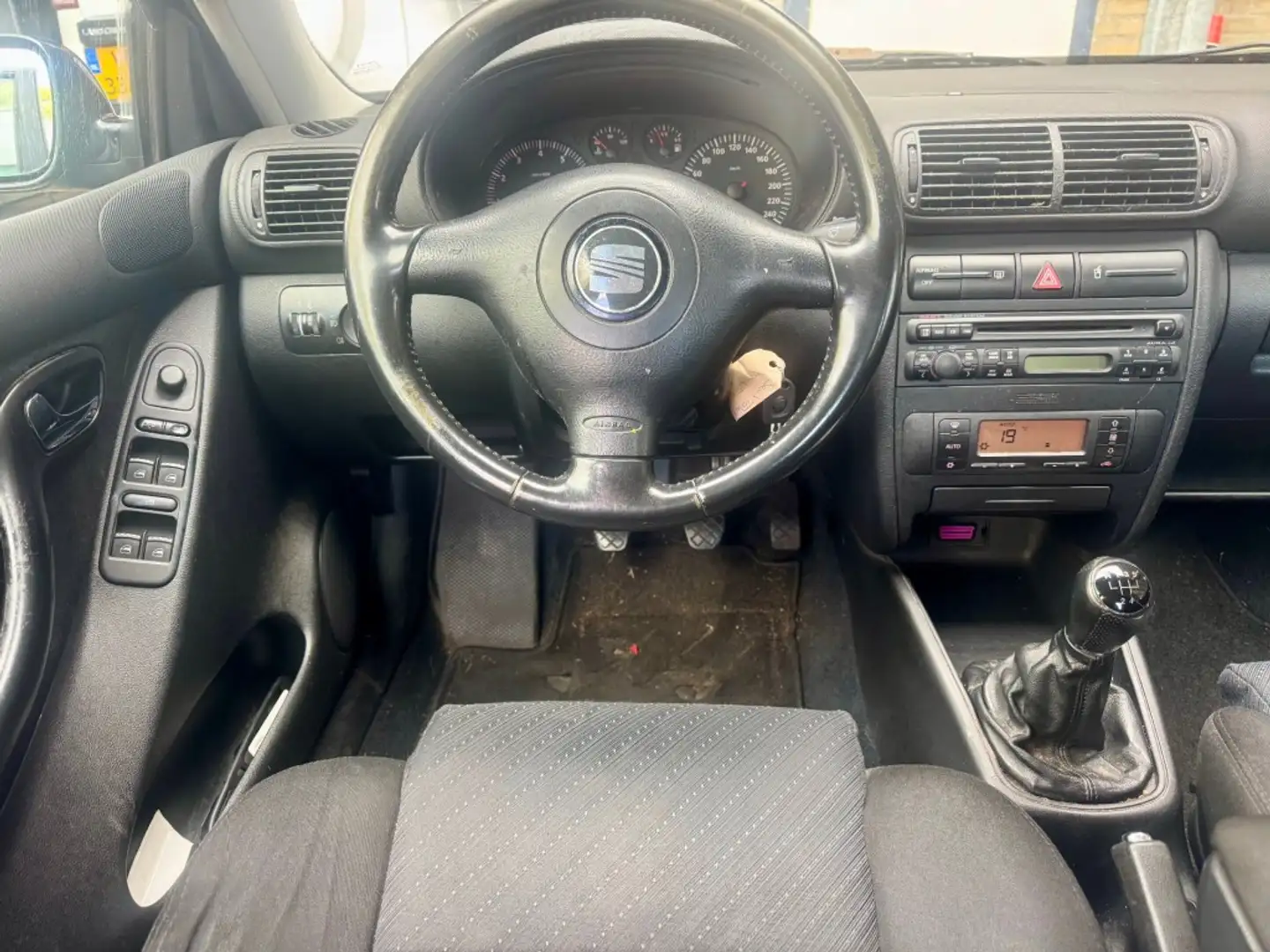 SEAT Toledo 1.6-16V Sport 4DRS SEDAN CLIMA LMV RIJDT GOED NAP Zwart - 2