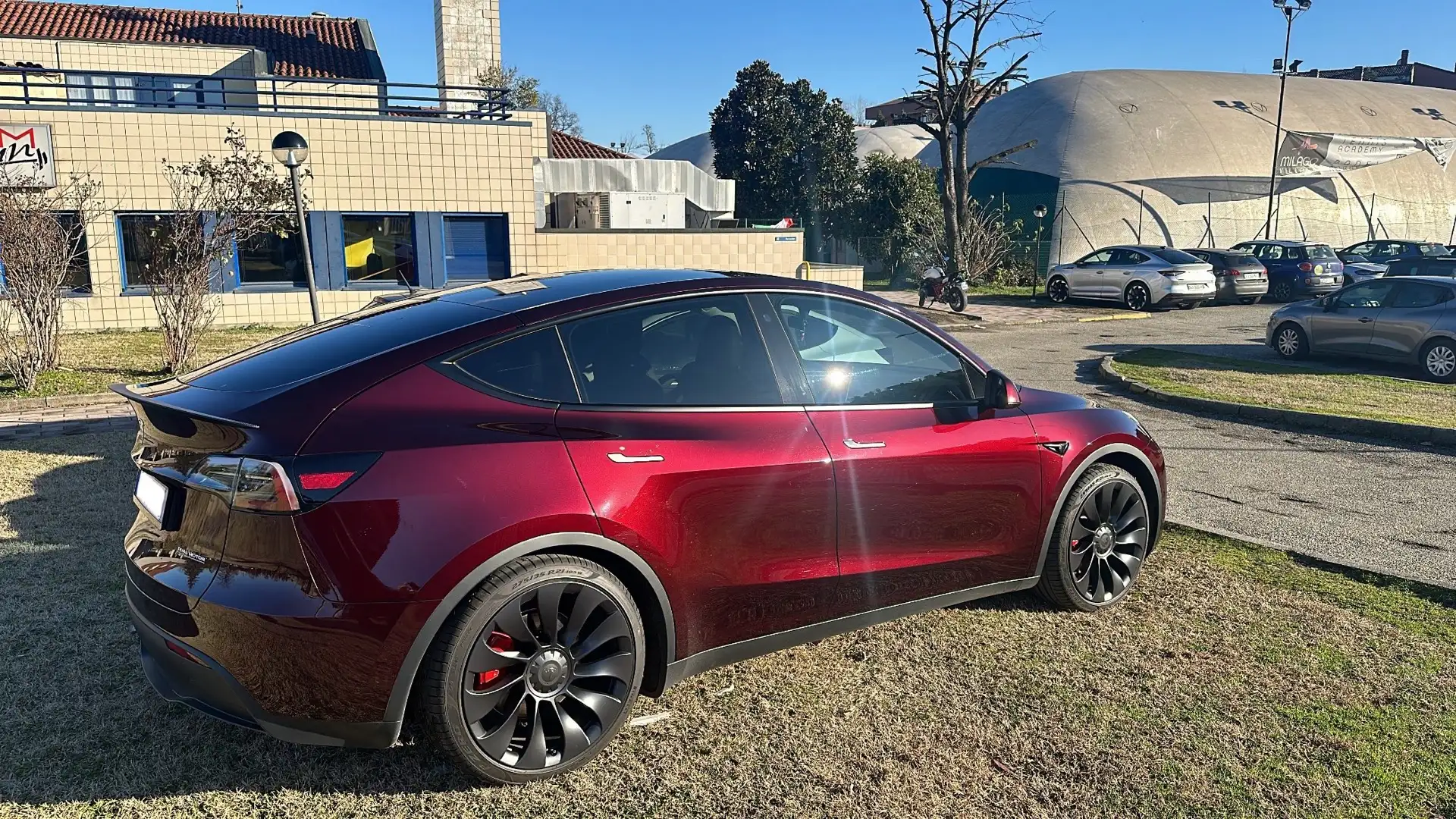 Tesla Model Y Performance Dual Motor awd Red - 1