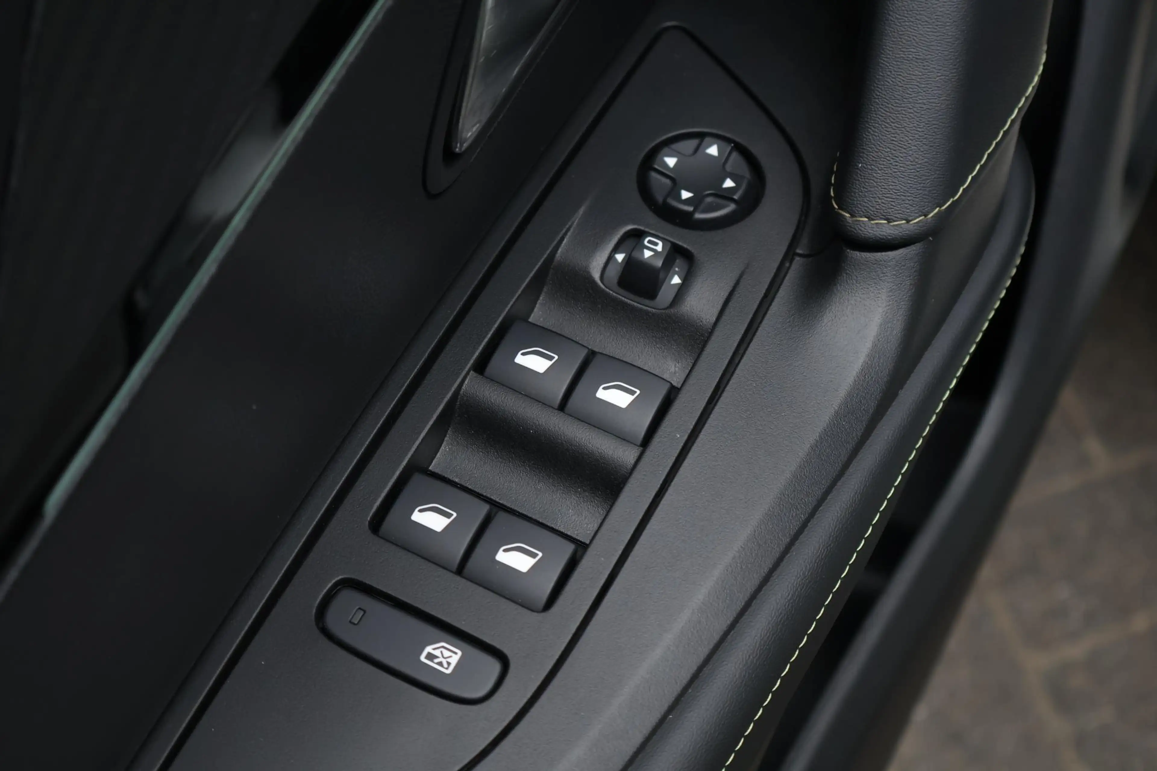 Peugeot e-2008 EV GT Pack 50 kWh / Carplay / Stoelverwarming / Ke — photo 13
