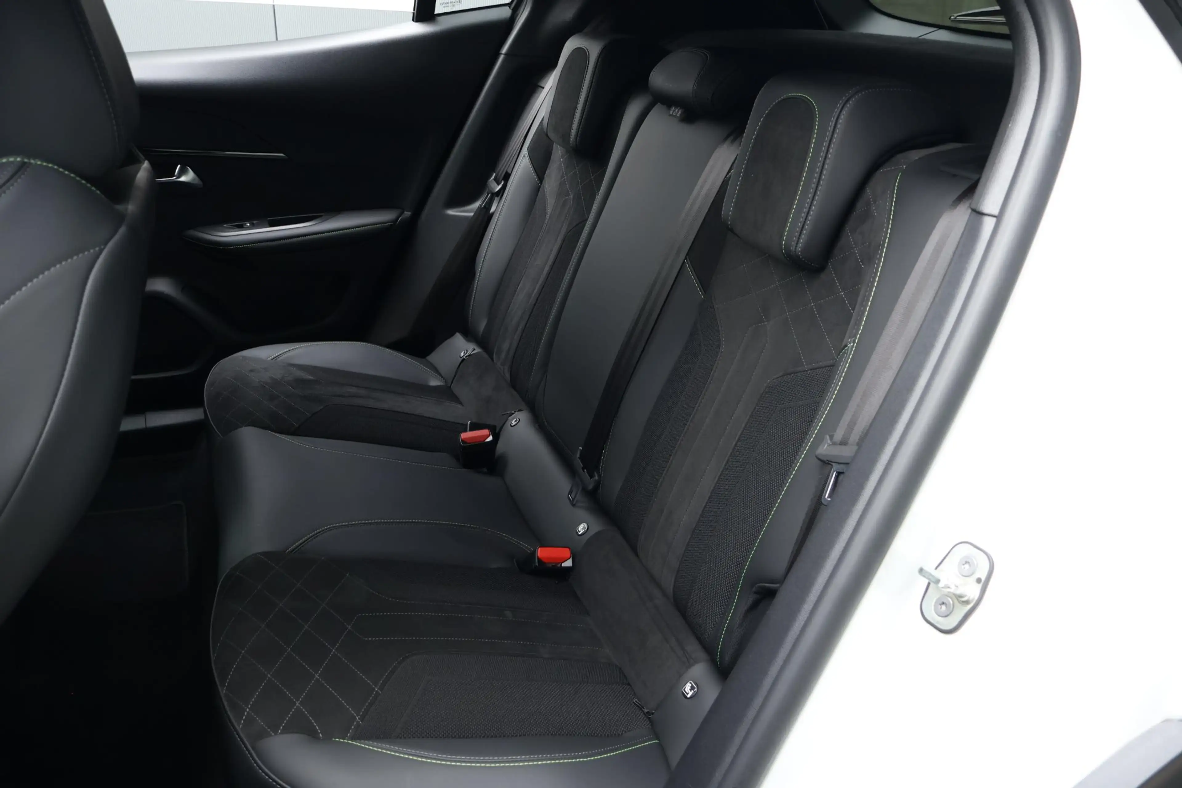 Peugeot e-2008 EV GT Pack 50 kWh / Carplay / Stoelverwarming / Ke — photo 15
