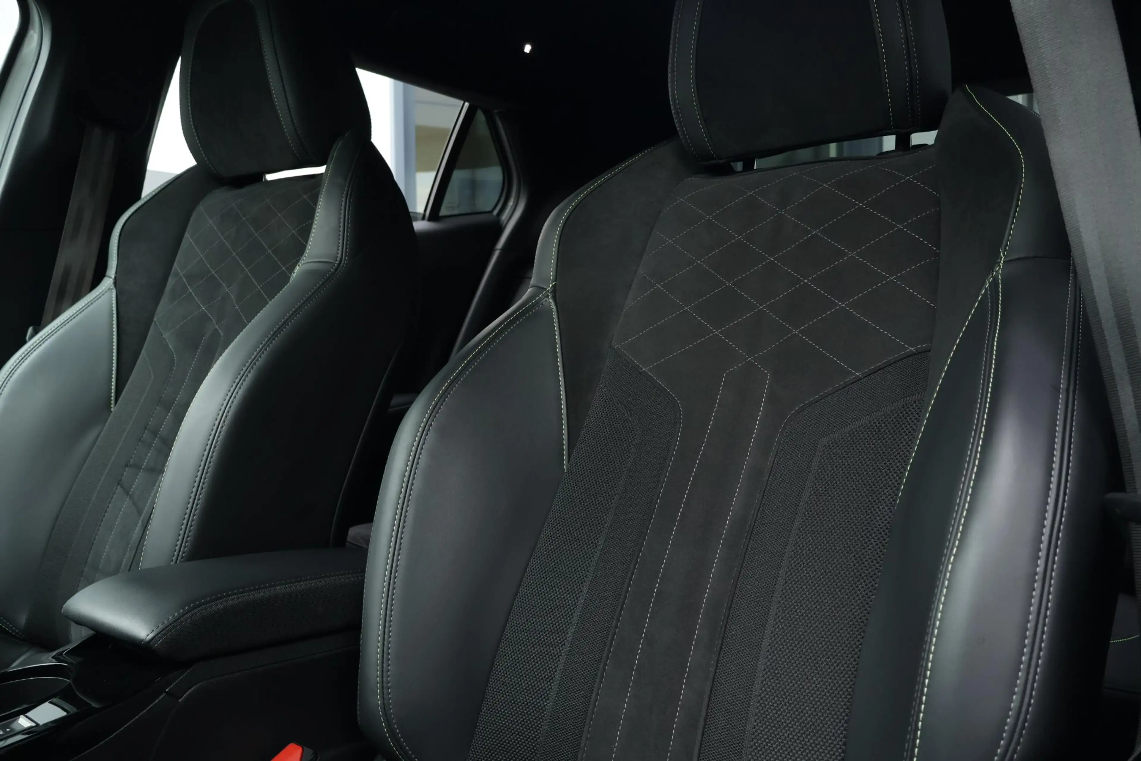 Peugeot e-2008 EV GT Pack 50 kWh / Carplay / Stoelverwarming / Ke — photo 14