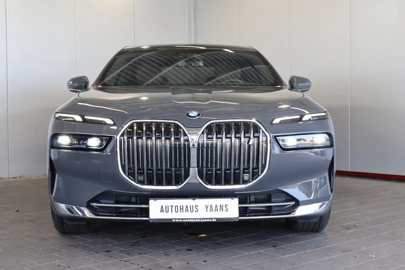 BMW i7 60 Design P. THEATRE+B&W+LUFT+GLOW+AUT. DOORS Gris - 2