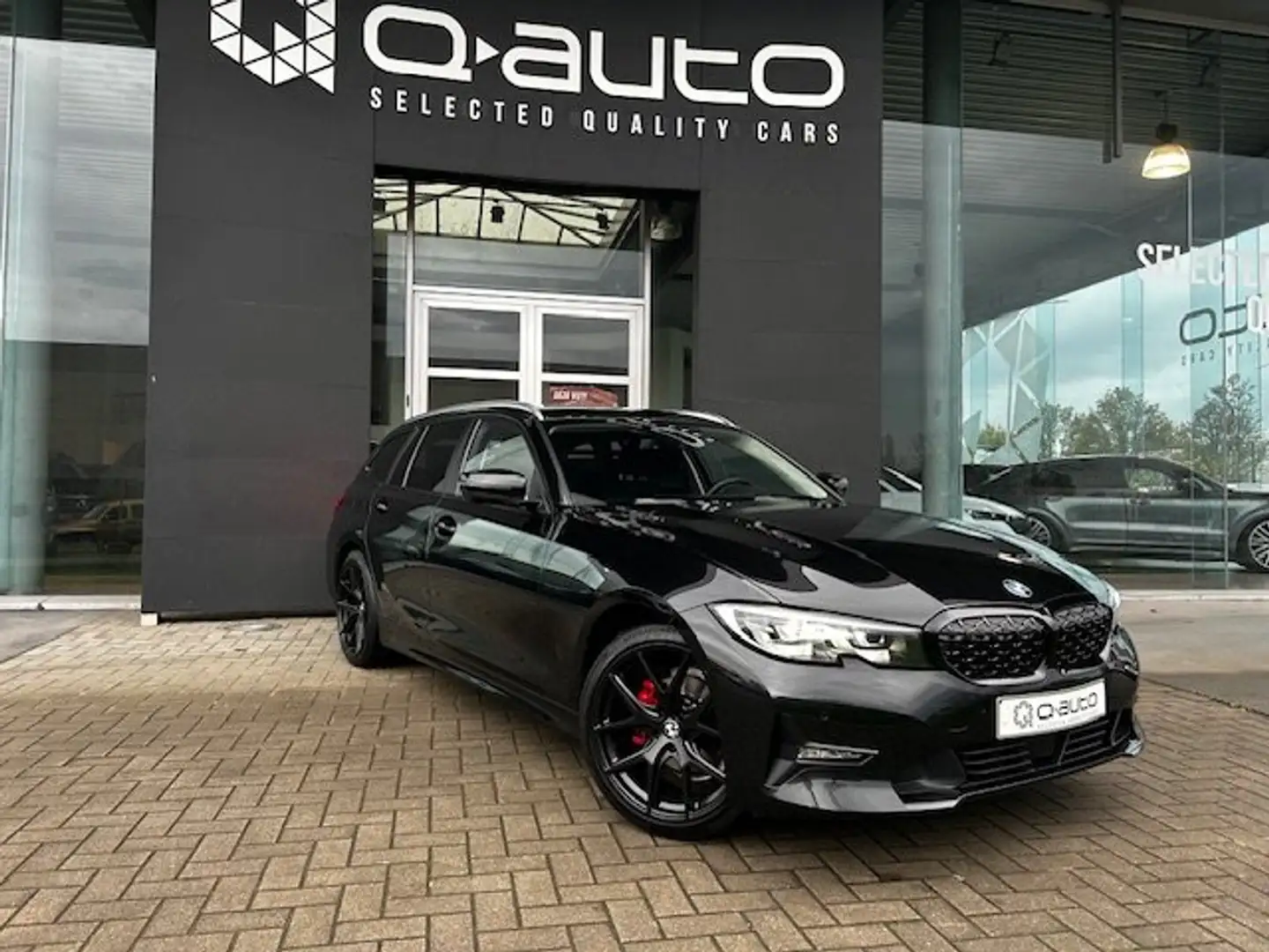 BMW 318 iA Touring Aut. / GPS / Cam / 19" / ACC / LED Zwart - 2