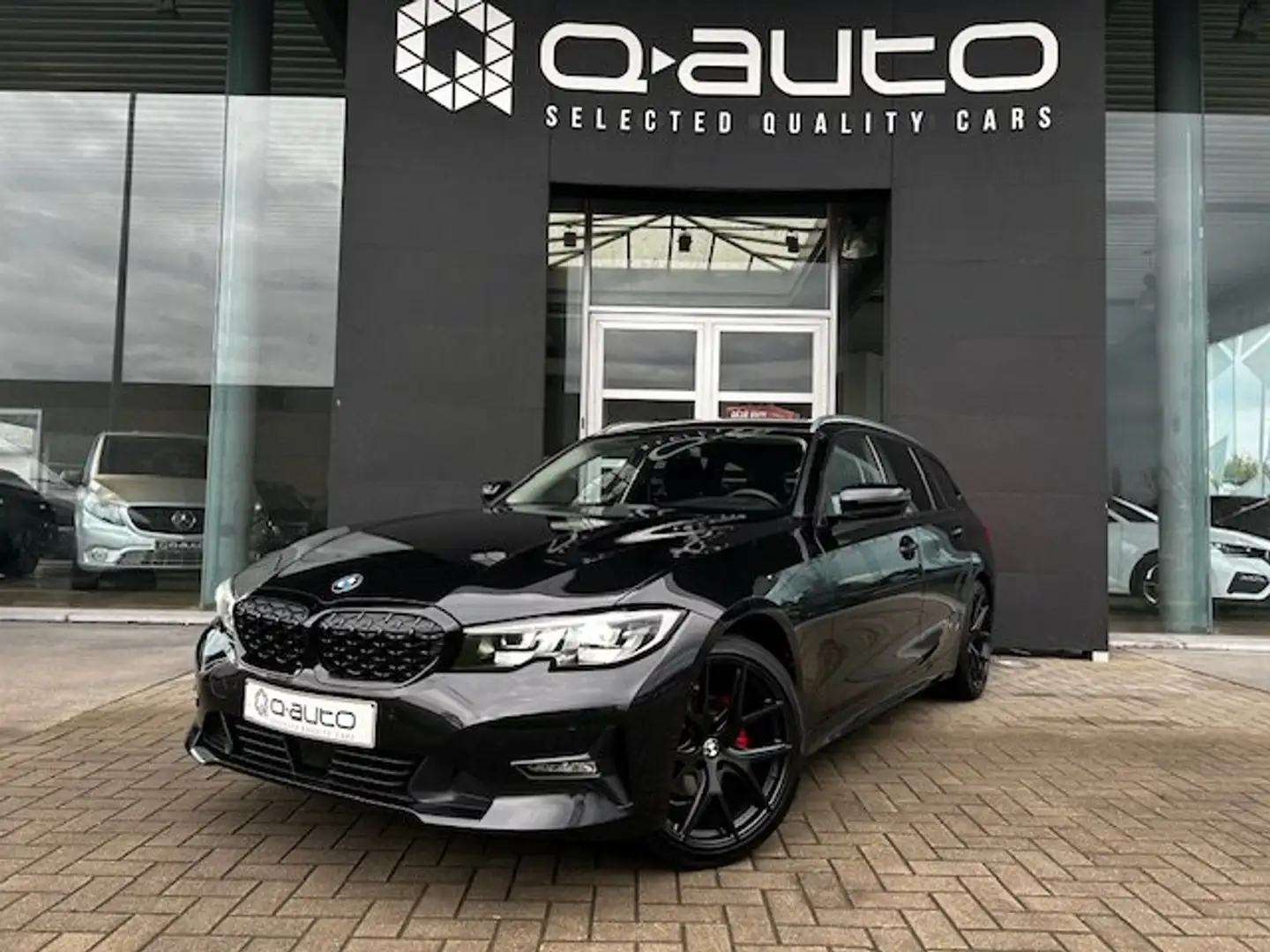 BMW 318 iA Touring Aut. / GPS / Cam / 19" / ACC / LED Zwart - 1