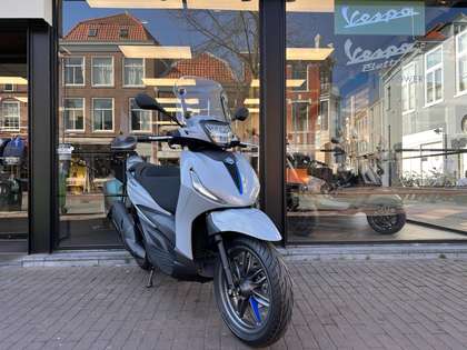 Piaggio Beverly 400 Sport 2025 EURO5+ NARDO GREY 2 JAAR GARANTIE NIEUW