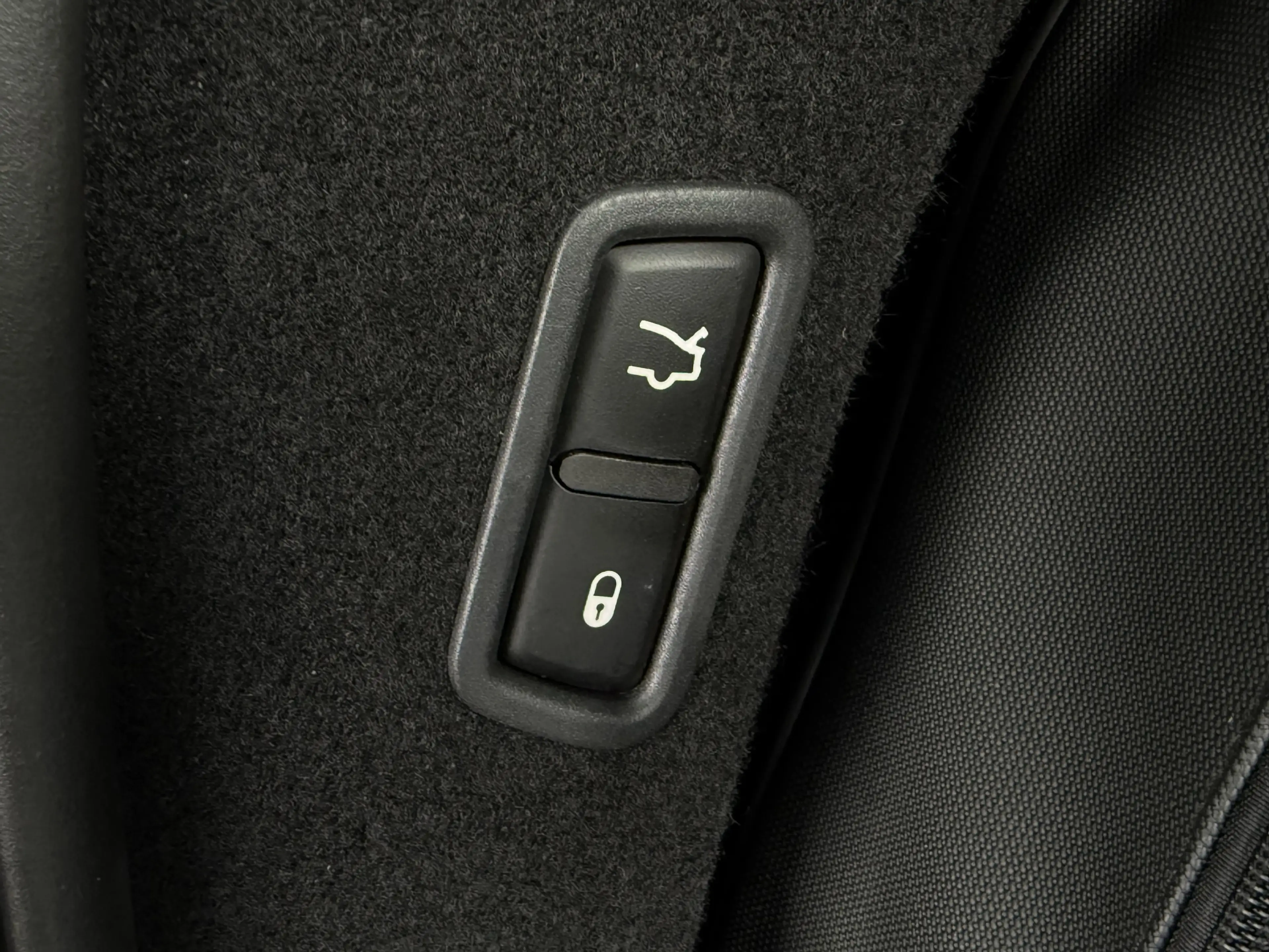 Maserati Levante Allrad Panoramadach Keyless R-Cam 21Zoll — photo 14