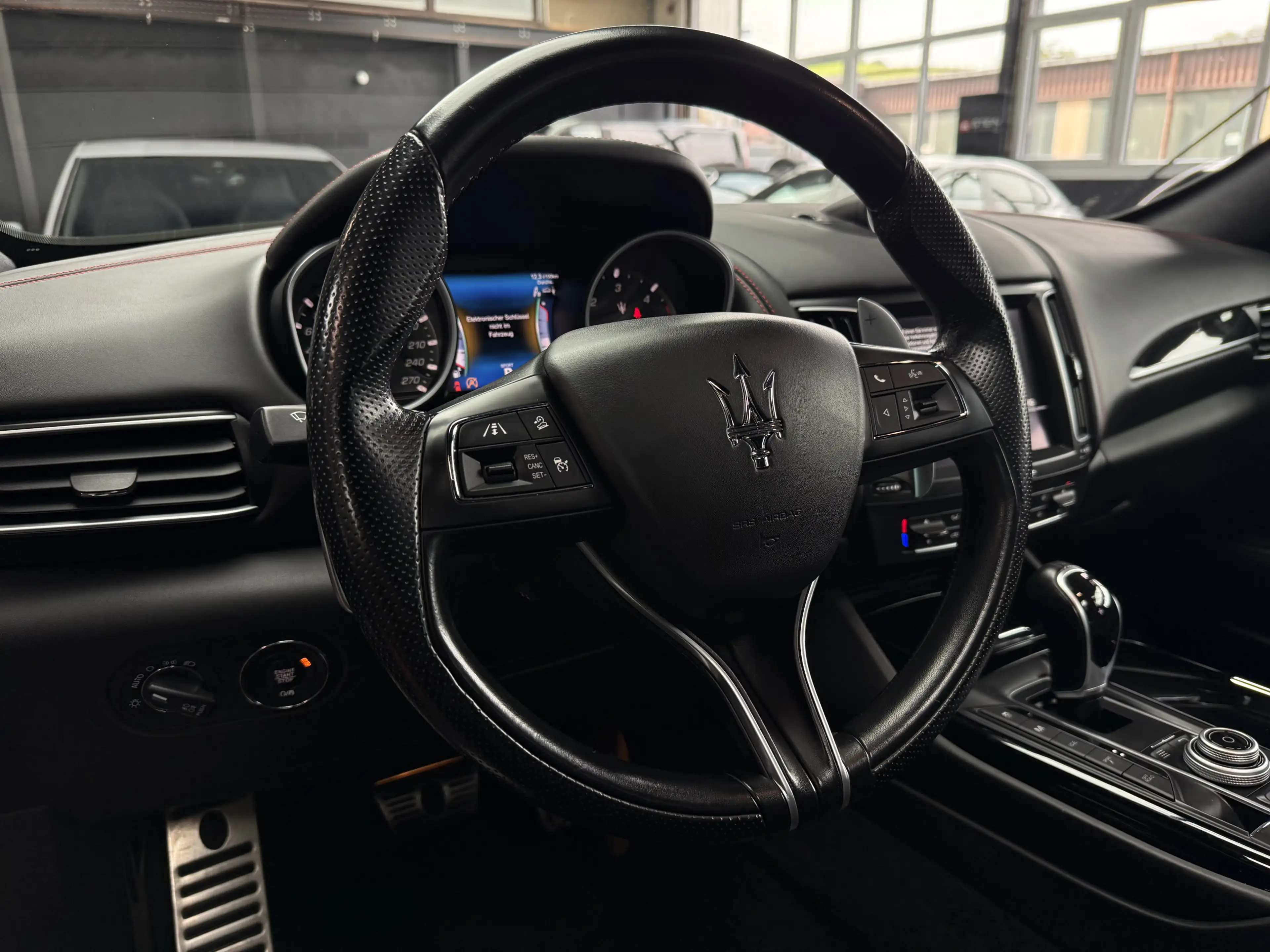 Maserati Levante Allrad Panoramadach Keyless R-Cam 21Zoll — photo 8