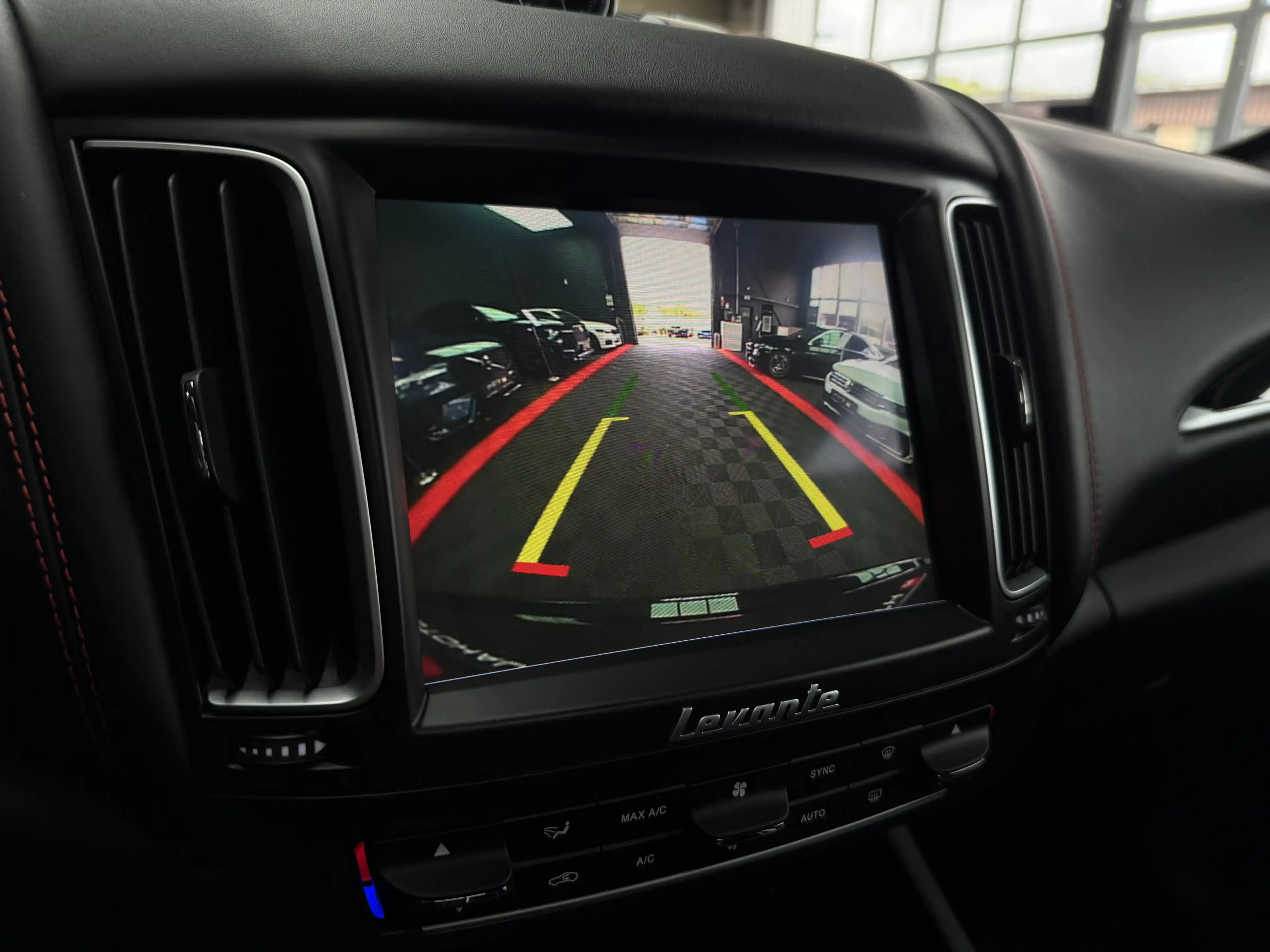Maserati Levante Allrad Panoramadach Keyless R-Cam 21Zoll — photo 9