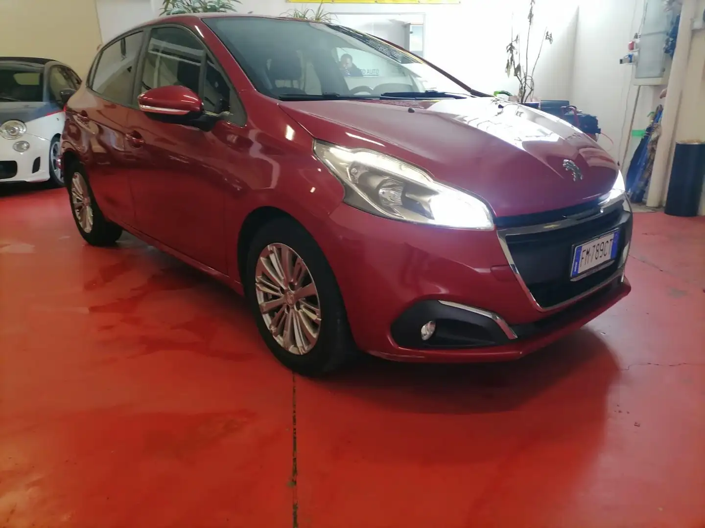 Peugeot 208 208 5p 1.2 puretech Allure 82cv Rood - 1