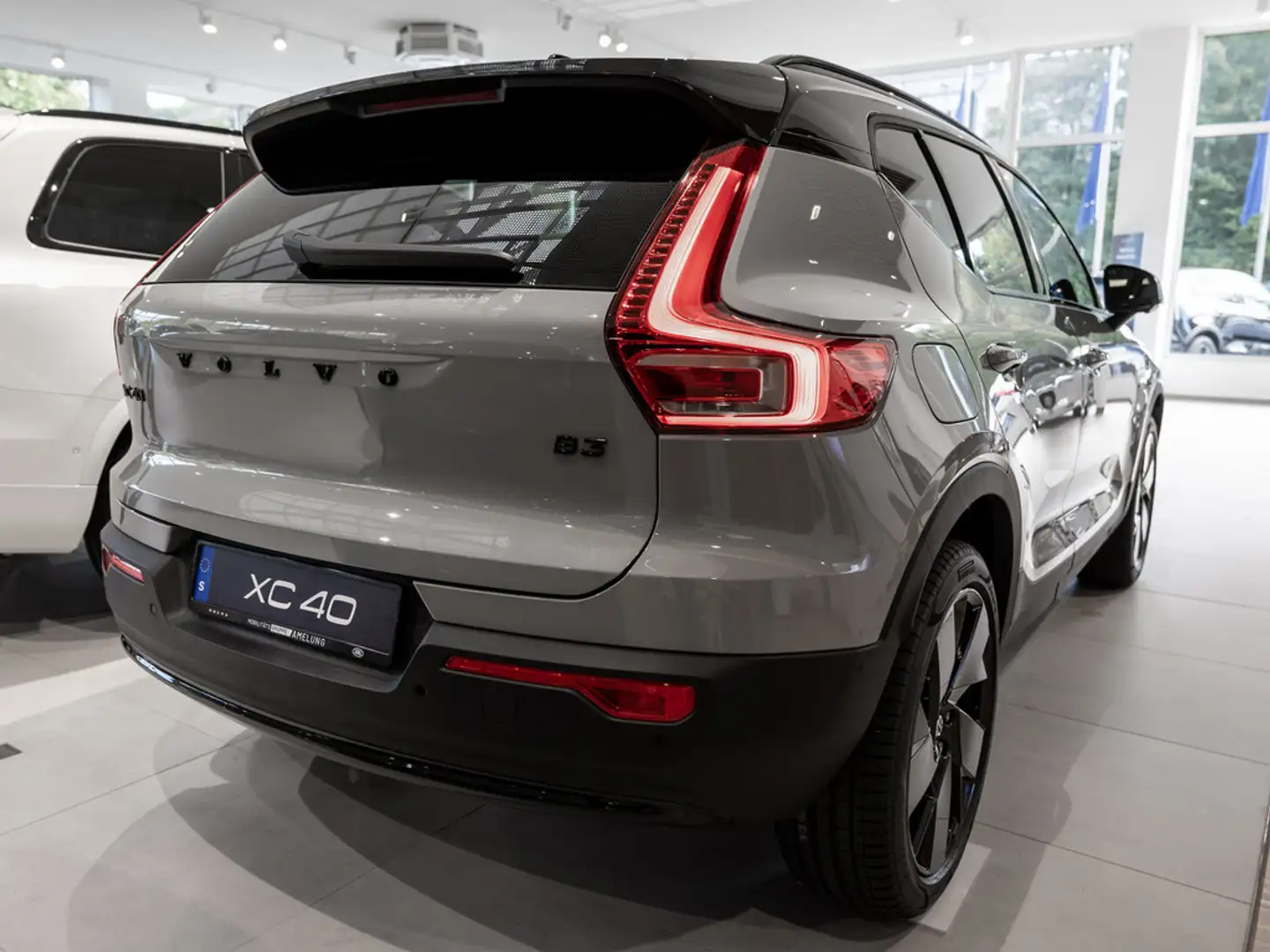 Volvo XC40 B3 Plus Black Edition Grijs - 2