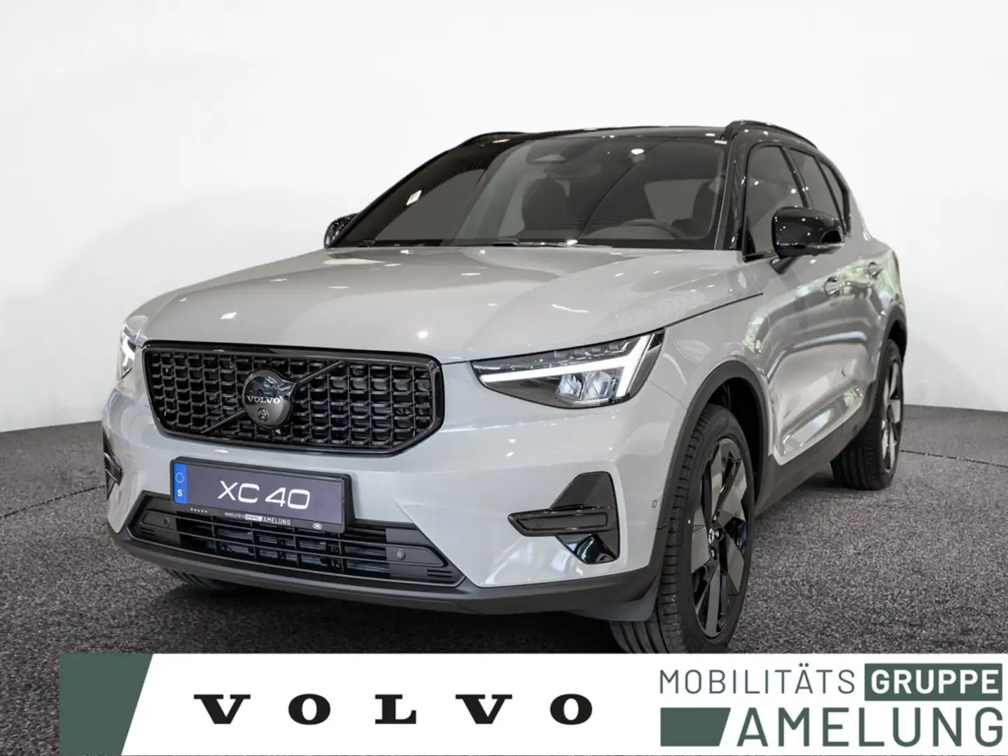 Volvo XC40 B3 Plus Black Edition Grijs - 1