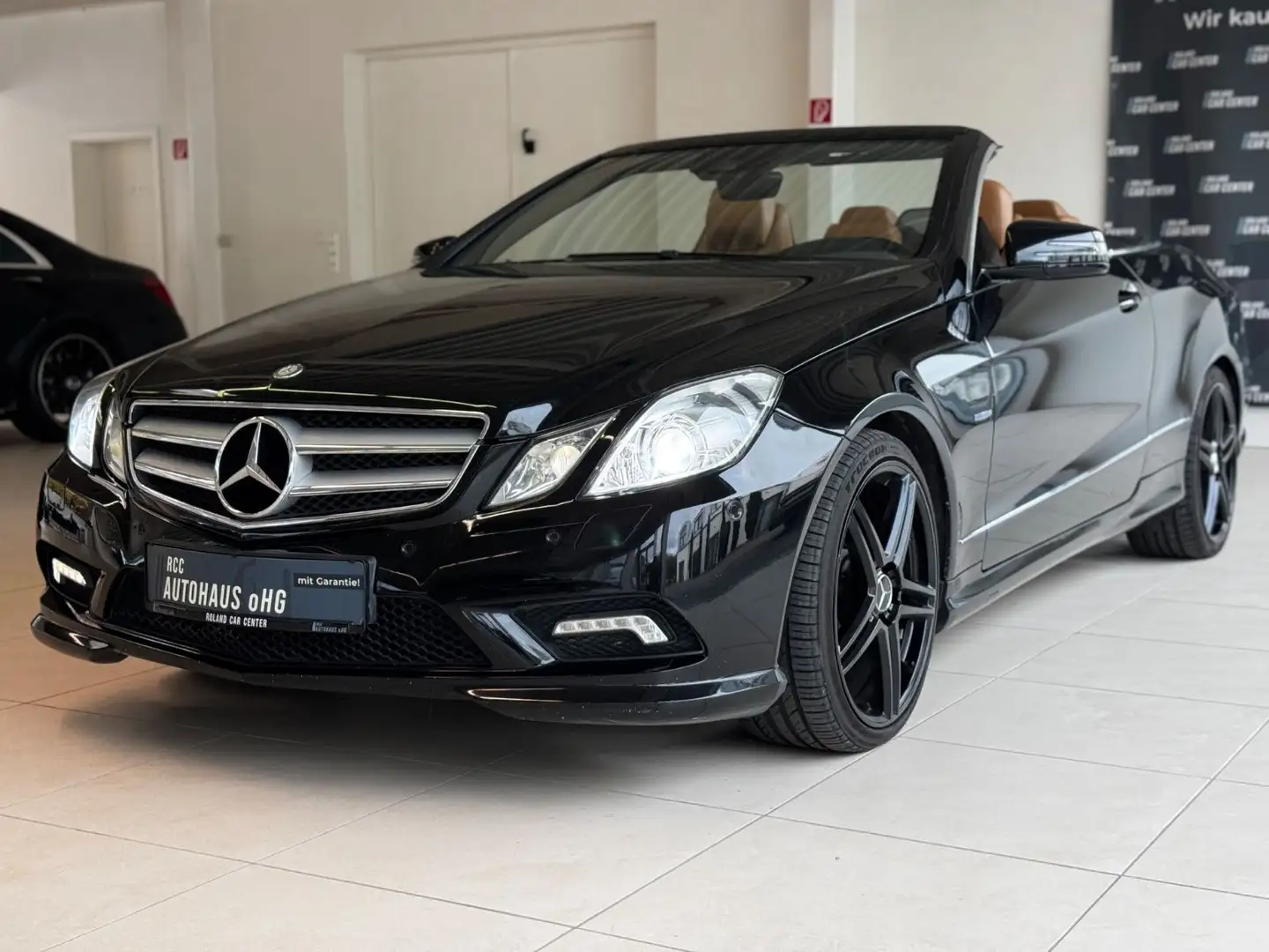 Mercedes-Benz E 350 CDI Cabrio AMG BlueEfficiency Schwarz - 1