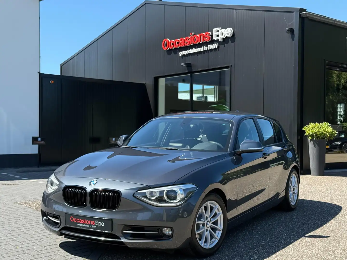 BMW 118 1-Serie 118i Sportline Edition Mineralgrau 85.000 Grijs - 1