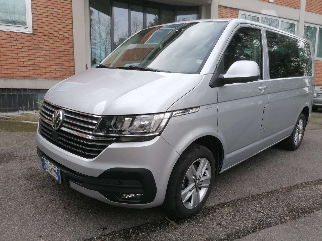 Volkswagen T6.1 Caravelle GARANZIA 12 MESI - 8 posti - GANCIO di TRAINO