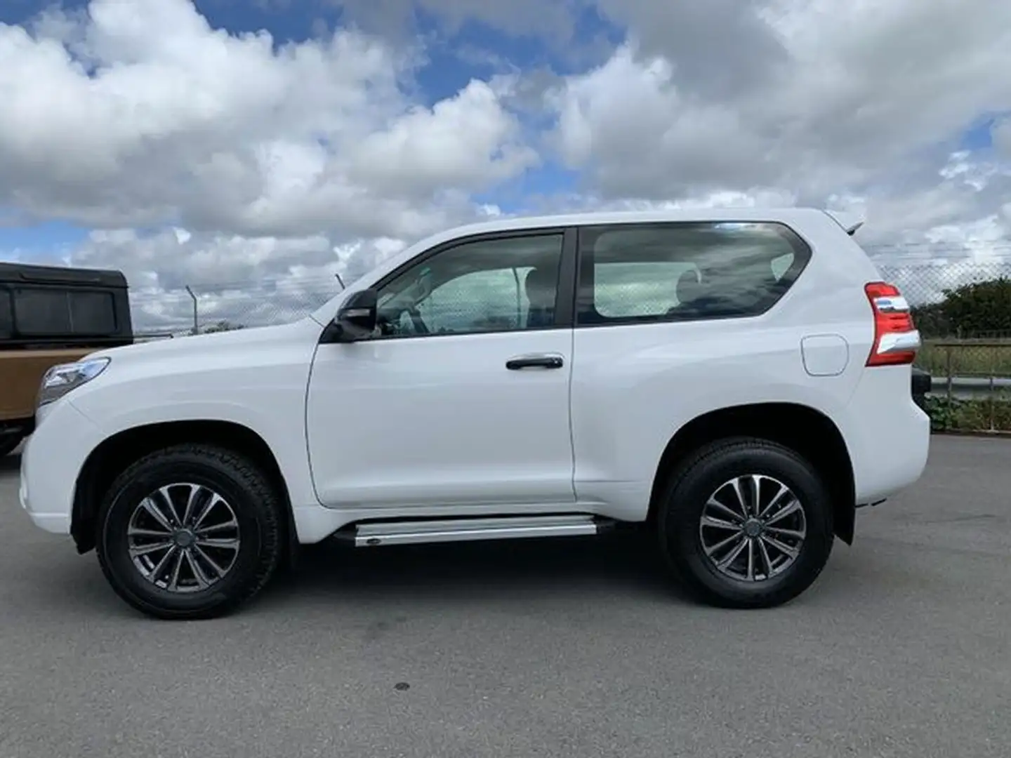 Toyota Land Cruiser D-4D GX bijela - 1