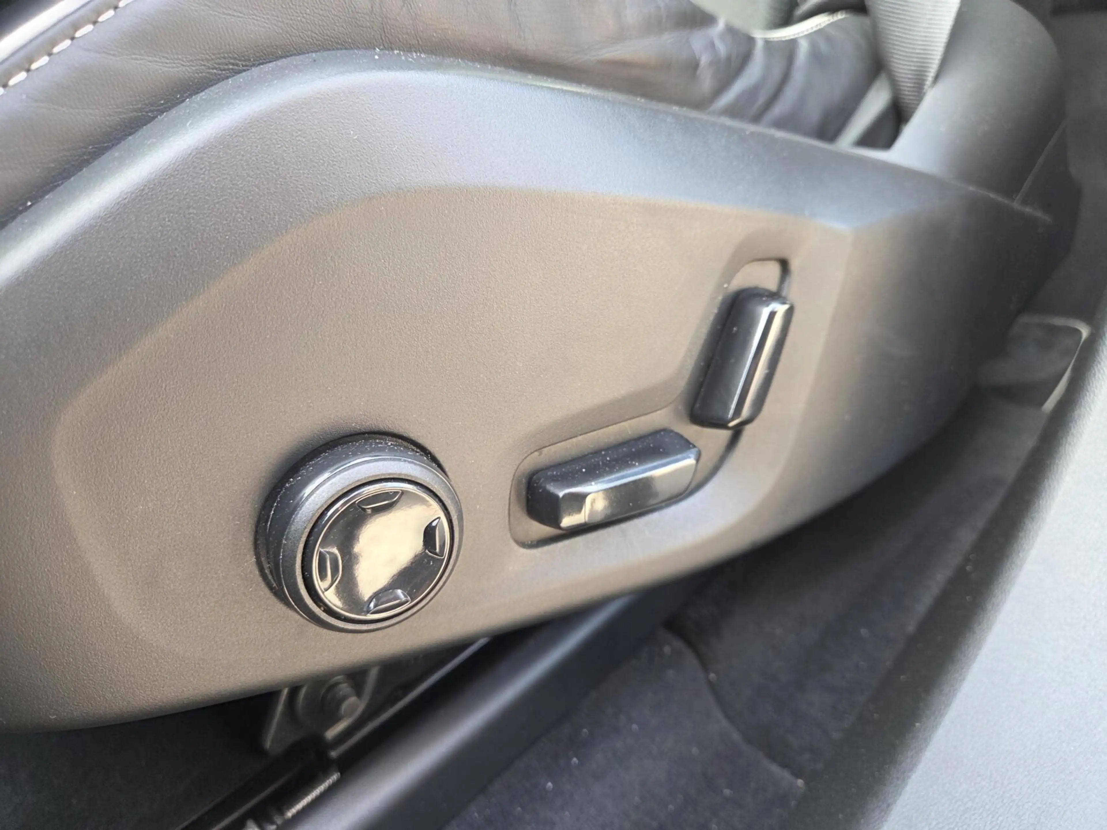 Volvo XC60 2.0 T5 AWD R-Design | Panorama/Trekhaak/Luchtverin — photo 30