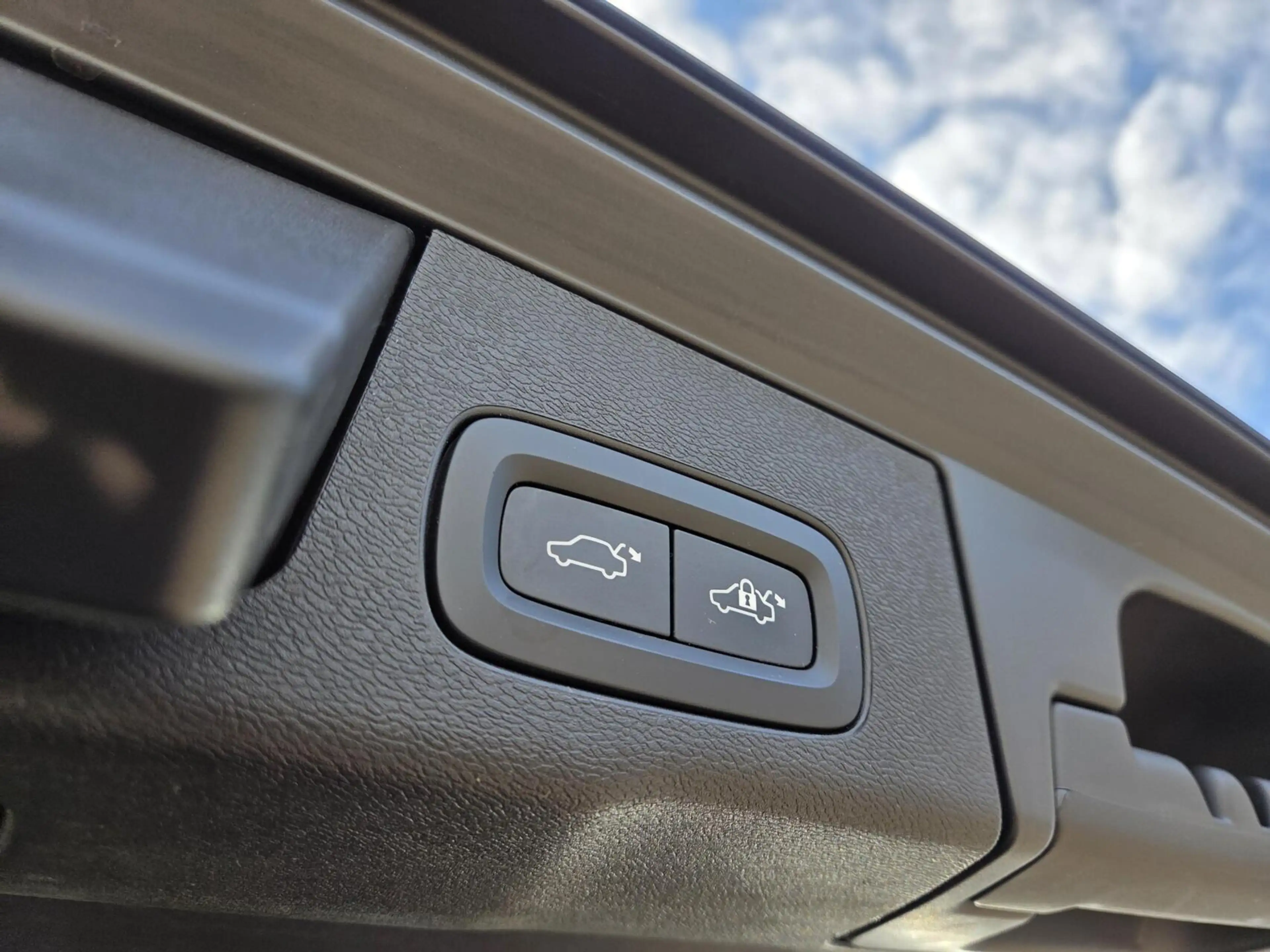 Volvo XC60 2.0 T5 AWD R-Design | Panorama/Trekhaak/Luchtverin — photo 32