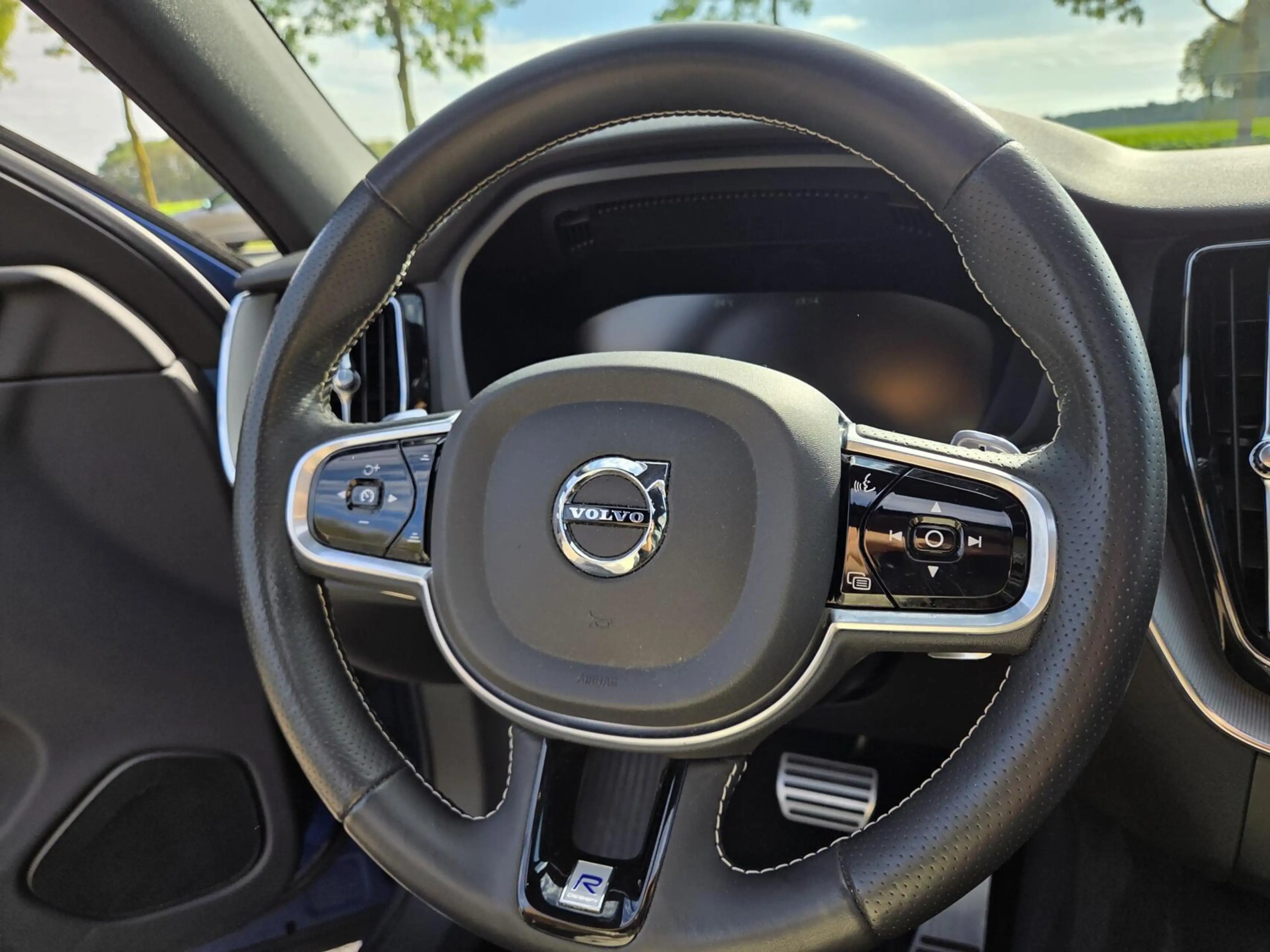 Volvo XC60 2.0 T5 AWD R-Design | Panorama/Trekhaak/Luchtverin — photo 29