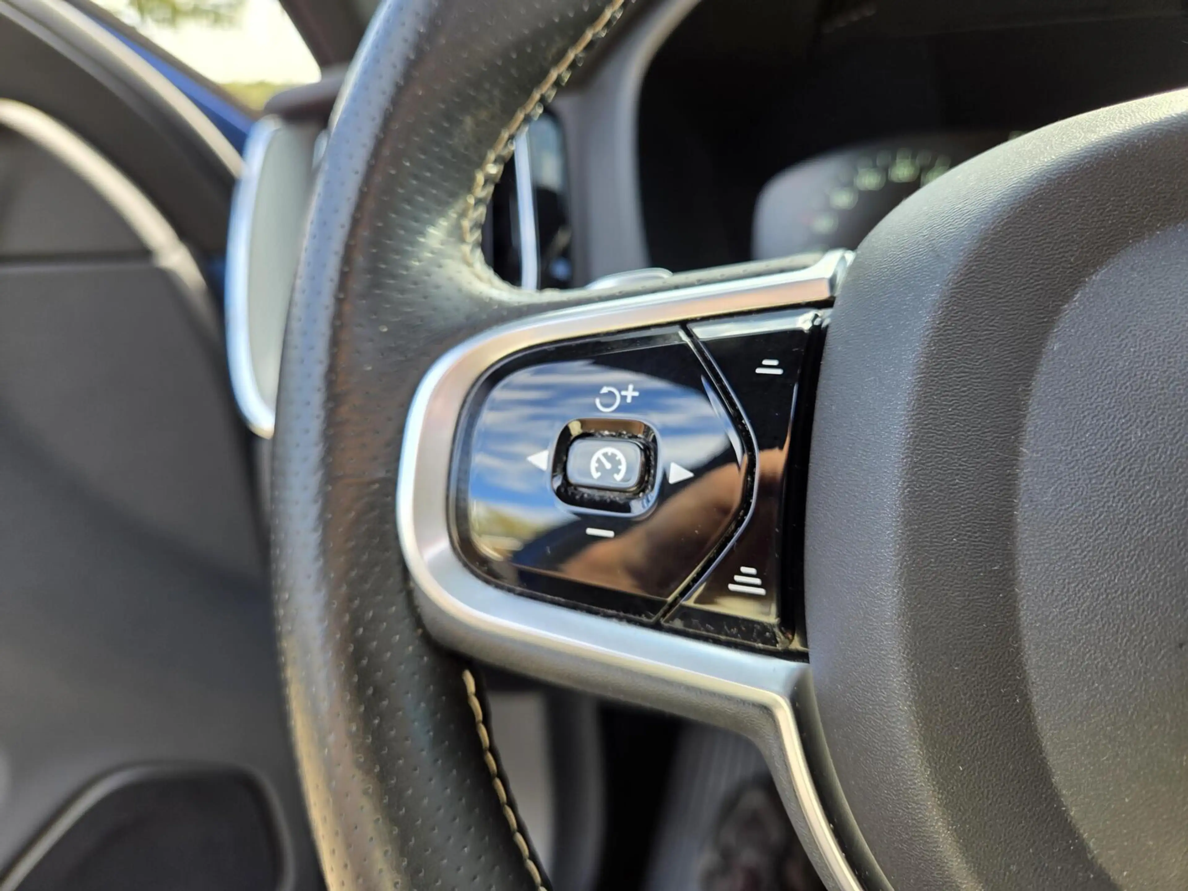 Volvo XC60 2.0 T5 AWD R-Design | Panorama/Trekhaak/Luchtverin — photo 35