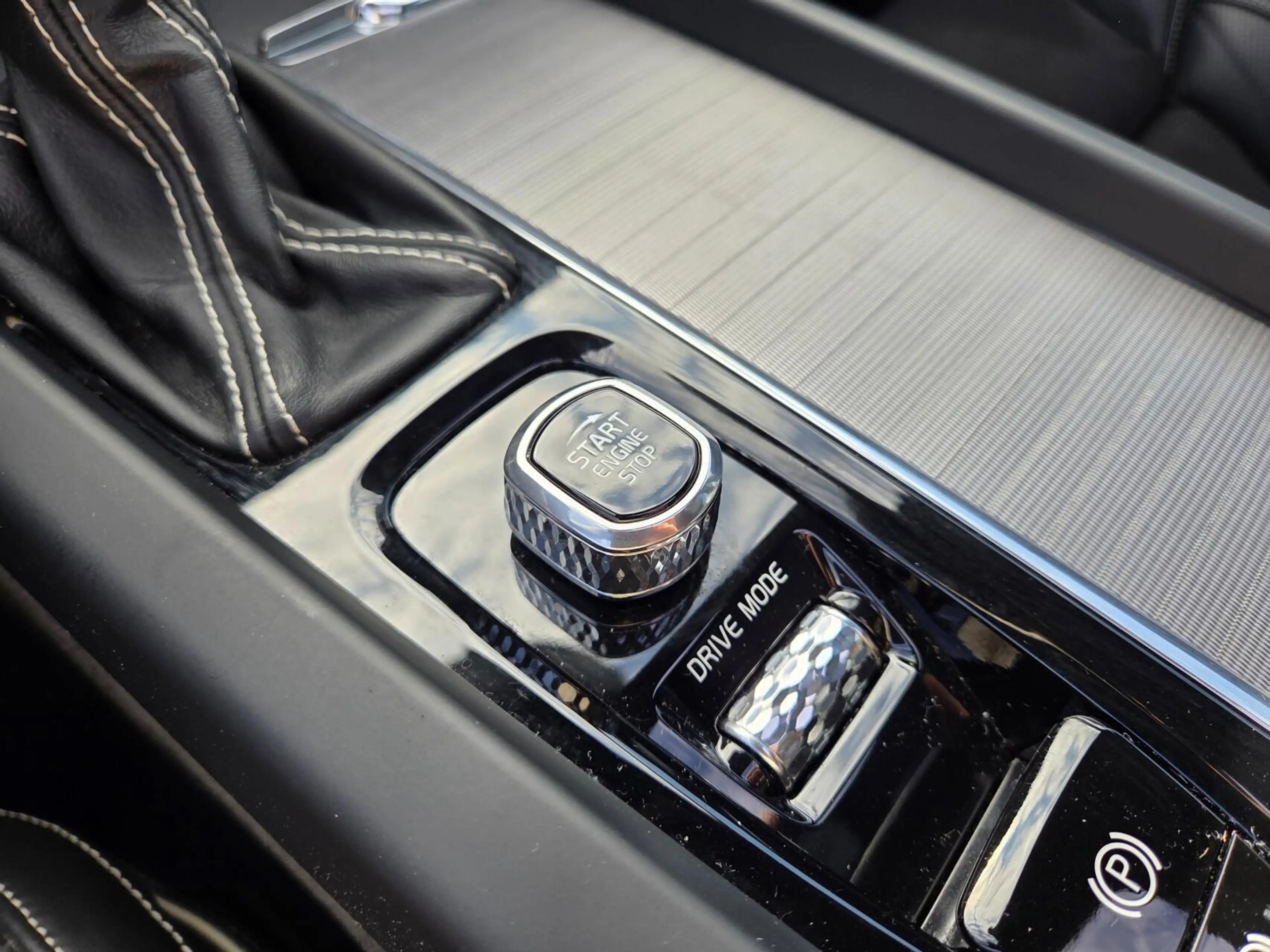 Volvo XC60 2.0 T5 AWD R-Design | Panorama/Trekhaak/Luchtverin — photo 31