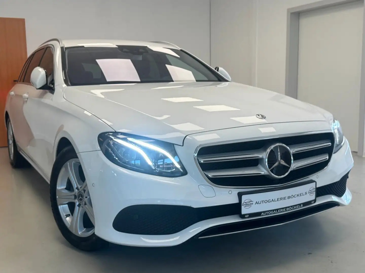 Mercedes-Benz E 220 d T-Modell° LED°Kamera°Kamera°Distronic°2H Blanc - 1