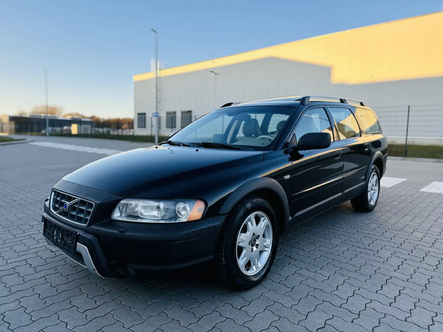 Volvo XC70 Leder BEIGE ALU AHK SD TOP ZUSTAND Negro - 2