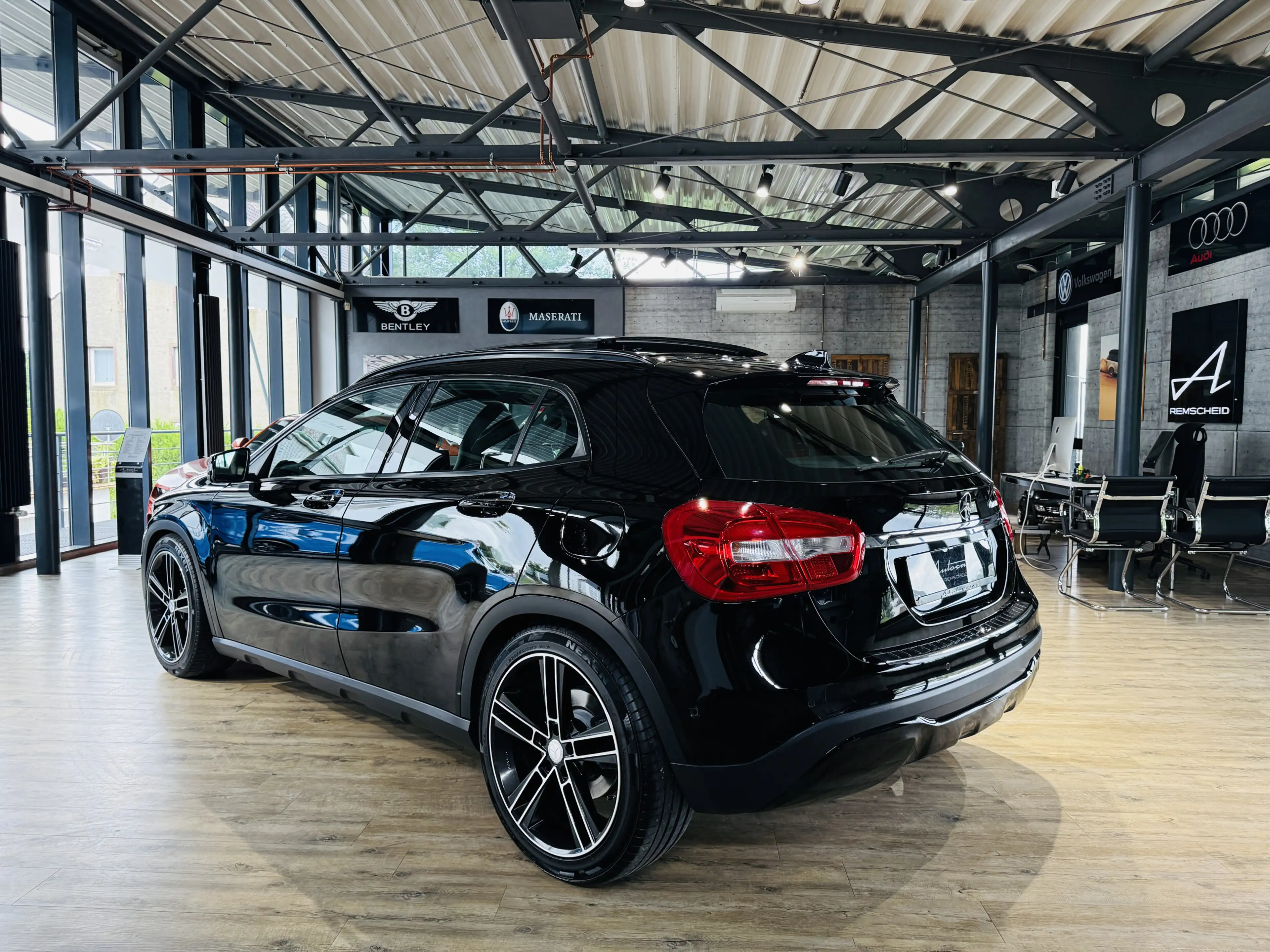 Mercedes-Benz GLA 220 4Matic*PANO*360°KAMERA*LEDER*DISTRONIC* — photo 4