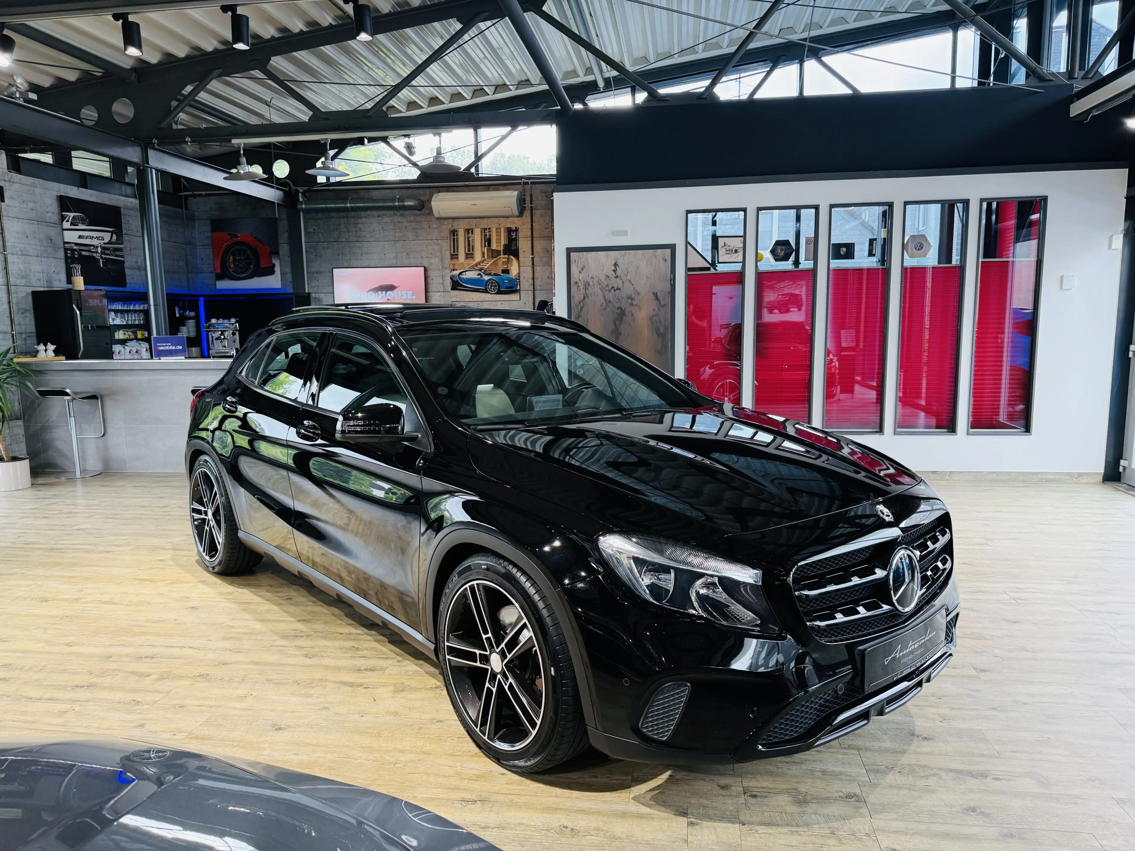 Mercedes-Benz GLA 220 4Matic*PANO*360°KAMERA*LEDER*DISTRONIC* — photo 8