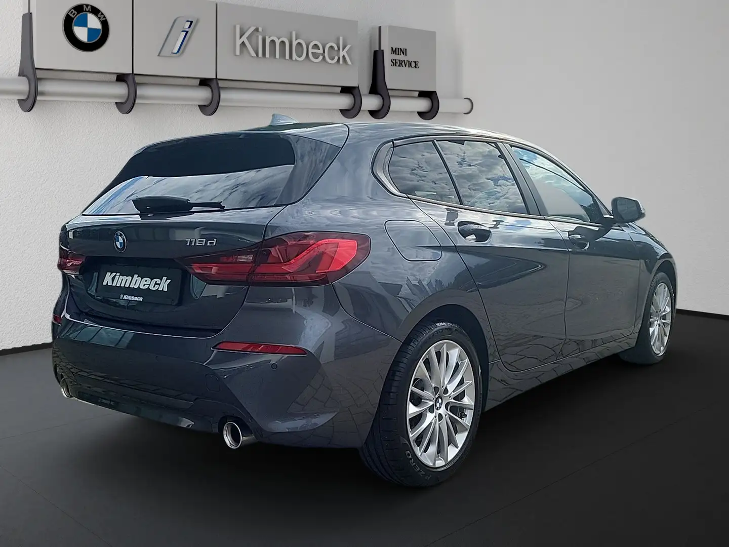 BMW 118 d Limousine Advantage LED ActiveGuard Navi Grijs - 2