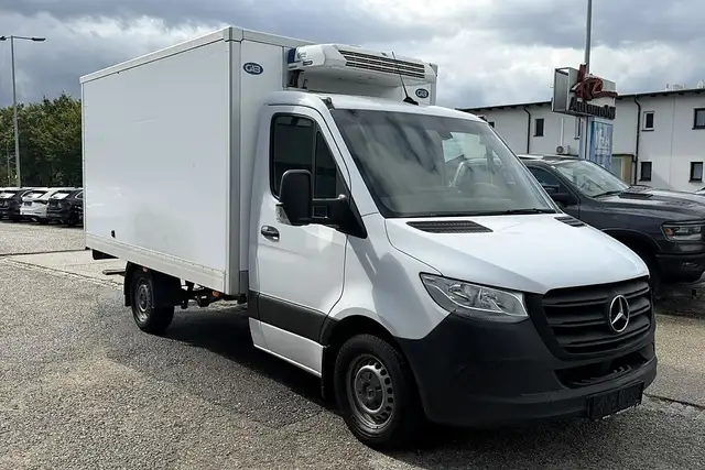 Mercedes-Benz Sprinter view 3