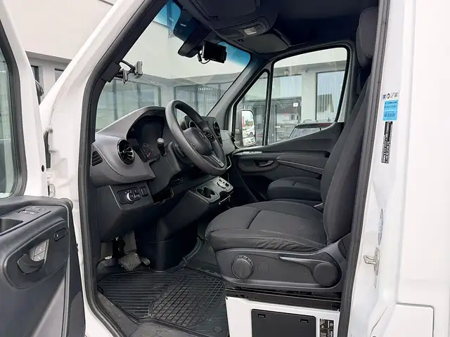 Mercedes-Benz Sprinter view 11