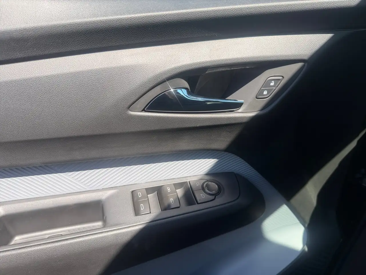 Chevrolet Bolt photo Chevrolet Bolt